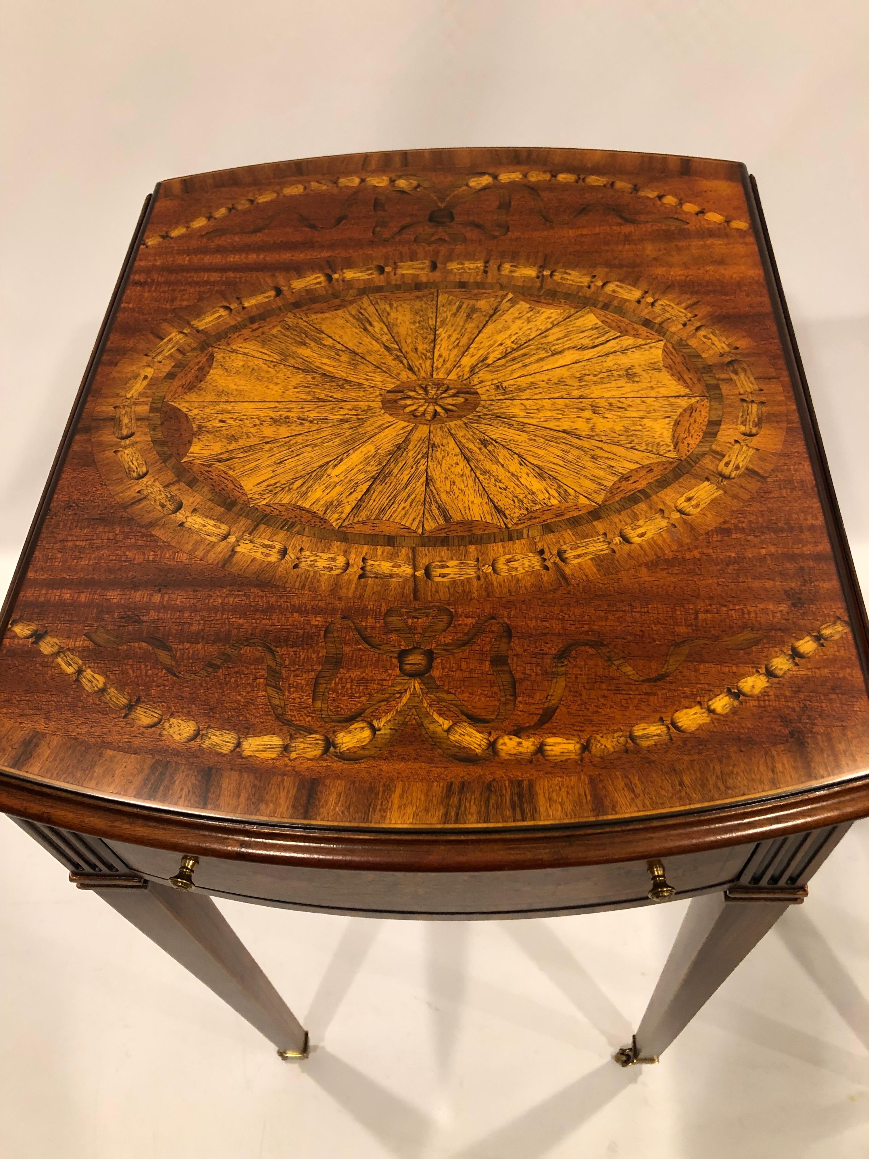 Paire de magnifiques tables d'appoint Maitland Smith en bois incrusté de feuilles tombantes en vente 2