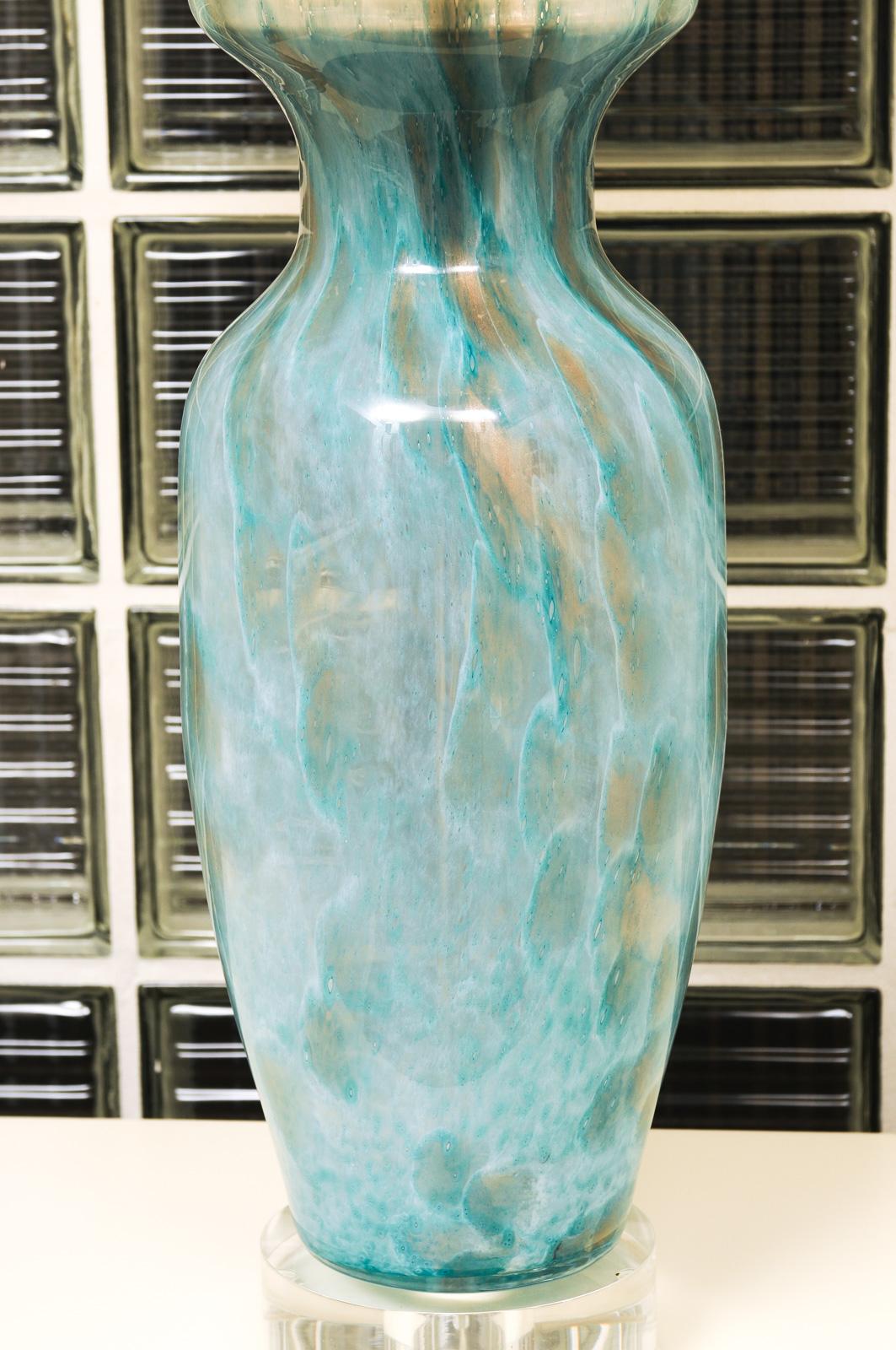 Paire de vases Murano vintage en turquoise pâle transformés en lampes sur mesure en vente 3