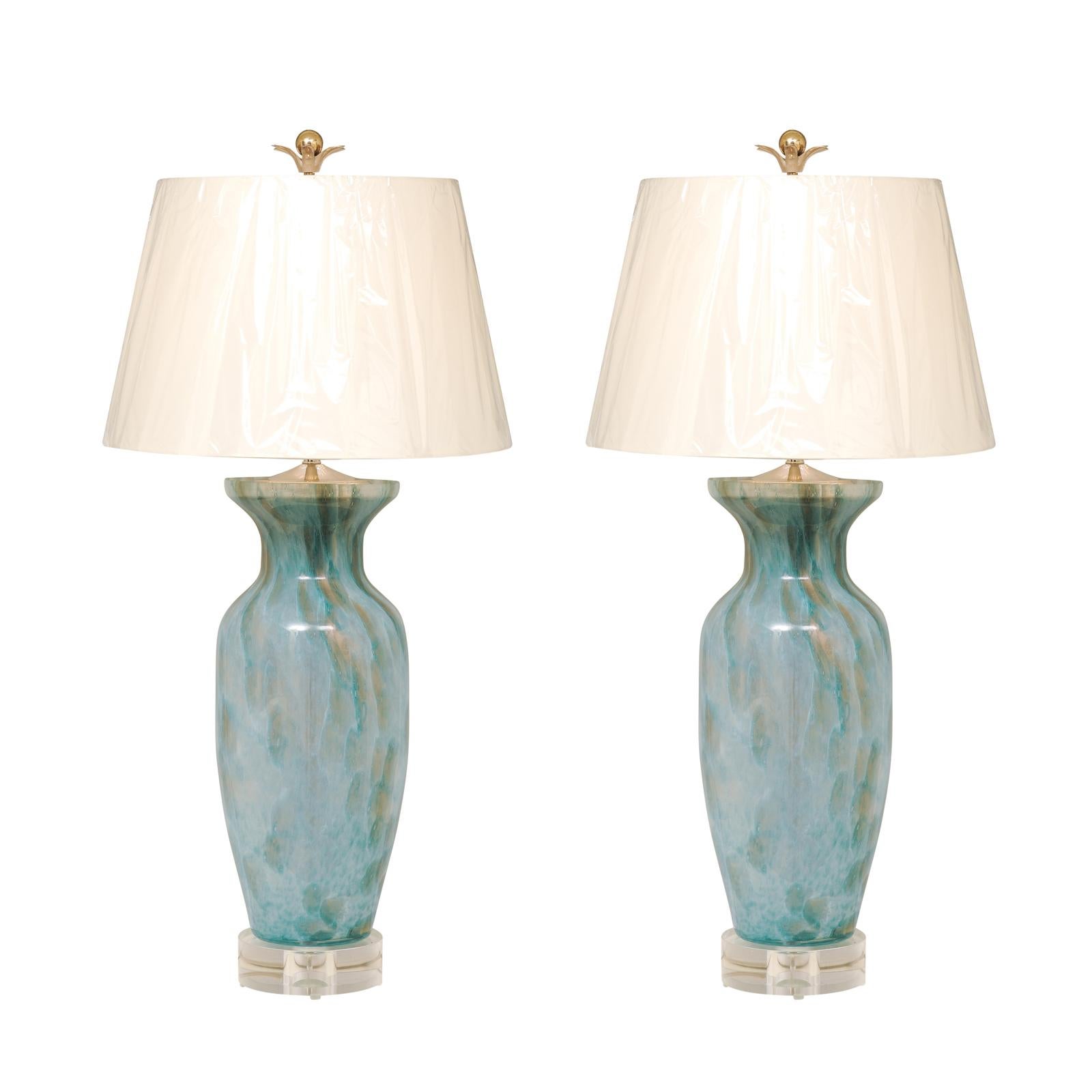 Superbe paire de récipients soufflés à grande échelle de Murano, Italie, vers 1980,  comme les lampes sur mesure nouvellement construites. Une forme, une échelle et une couleur stellaires avec des accents de nickel et de Lucite. Fabriqué sur mesure