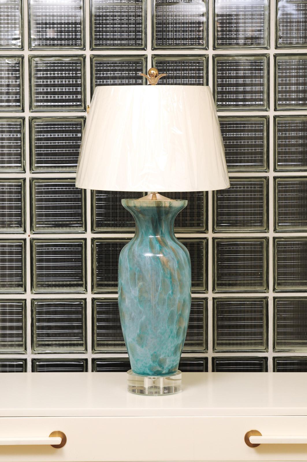 Mid-Century Modern Paire de vases Murano vintage en turquoise pâle transformés en lampes sur mesure en vente
