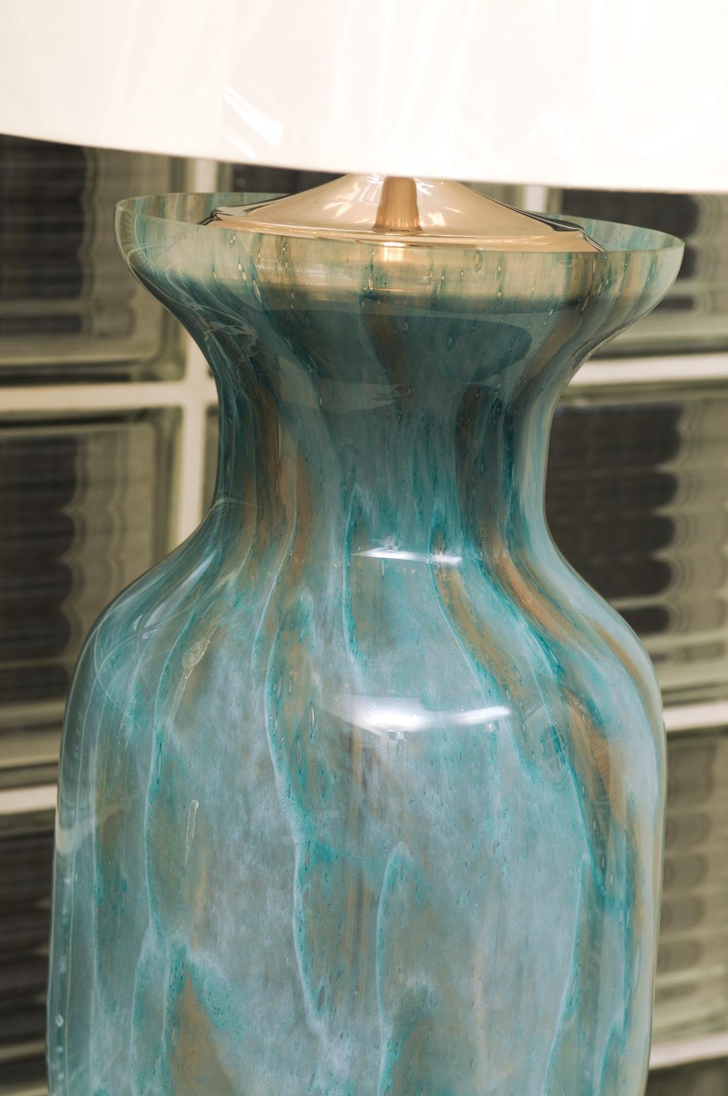Paire de vases Murano vintage en turquoise pâle transformés en lampes sur mesure en vente 1