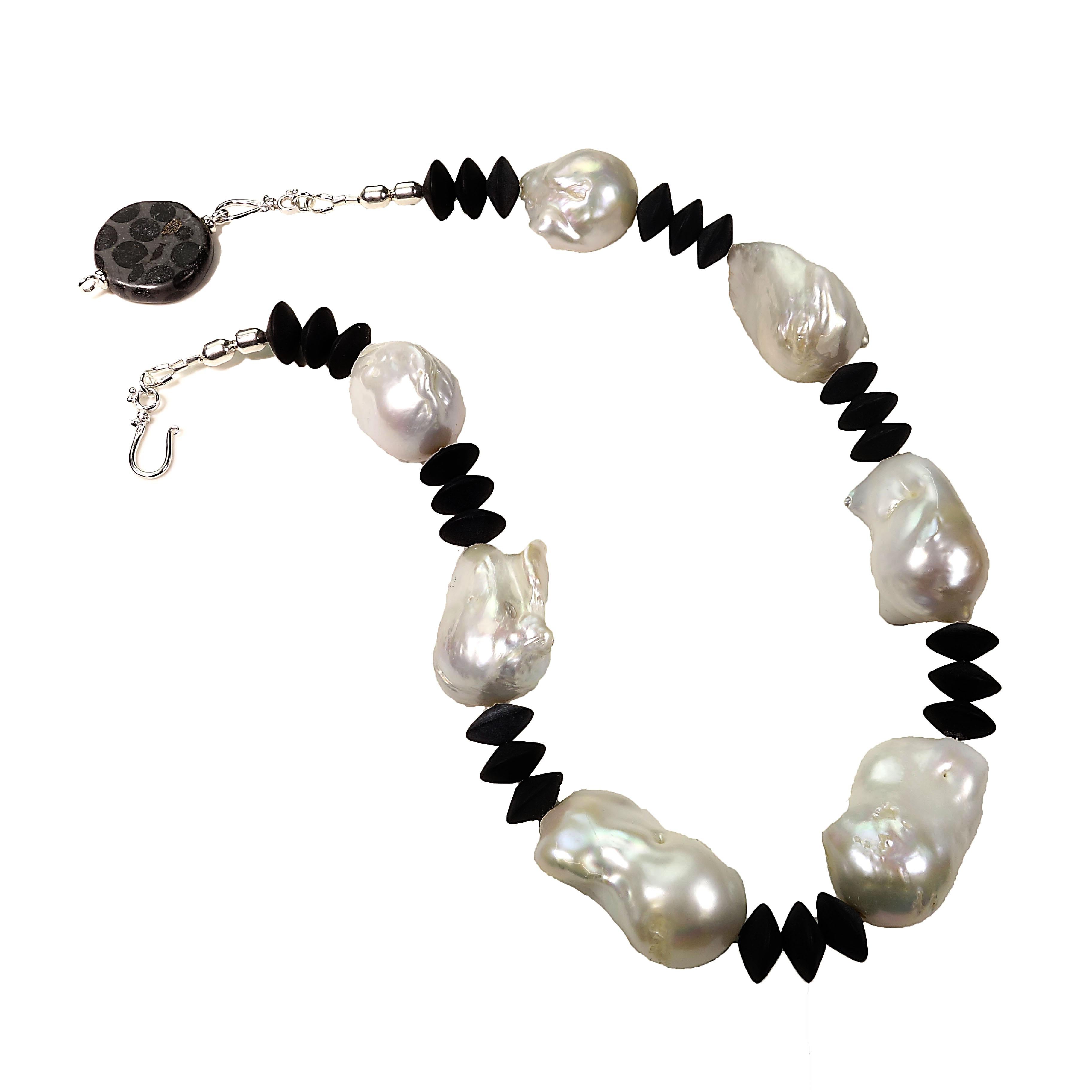 Perle AJD Collier de 16 pouces de perles baroques blanches brillantes et de rondelles d'onyx noir mat
