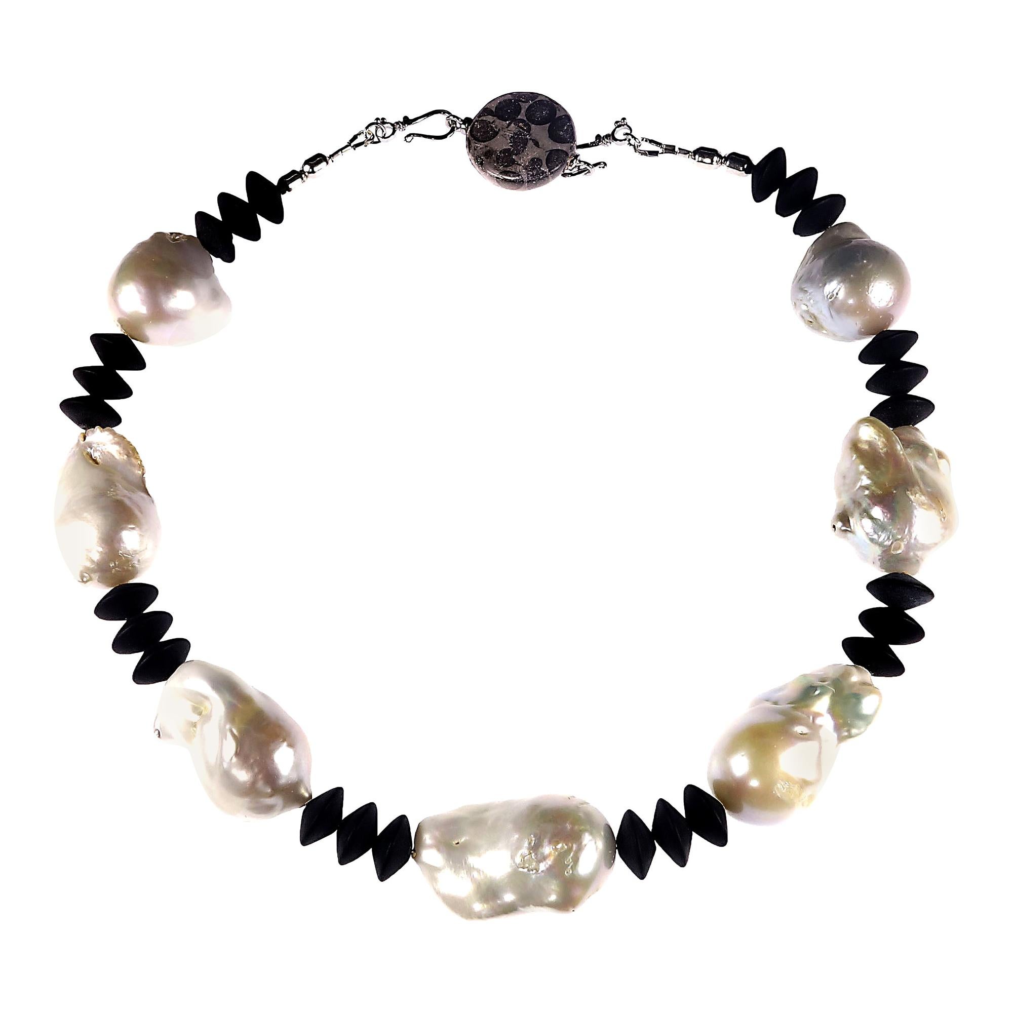 Artisan AJD Collier de 16 pouces de perles baroques blanches brillantes et de rondelles d'onyx noir mat