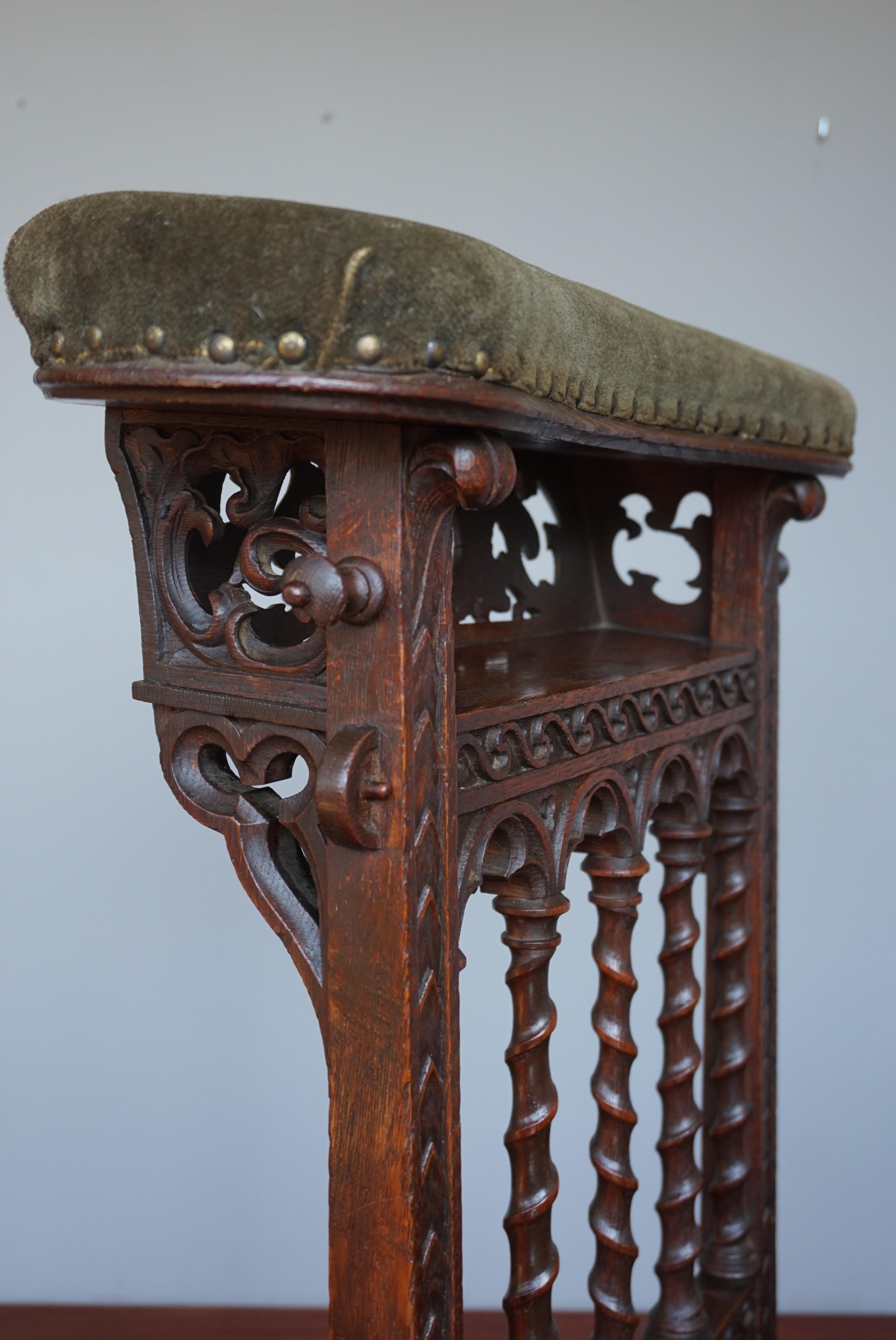 Gloriously Hand Carved & Great Condition Antique Gothic Revival Pray Chair 1800s In Good Condition In Lisse, NL