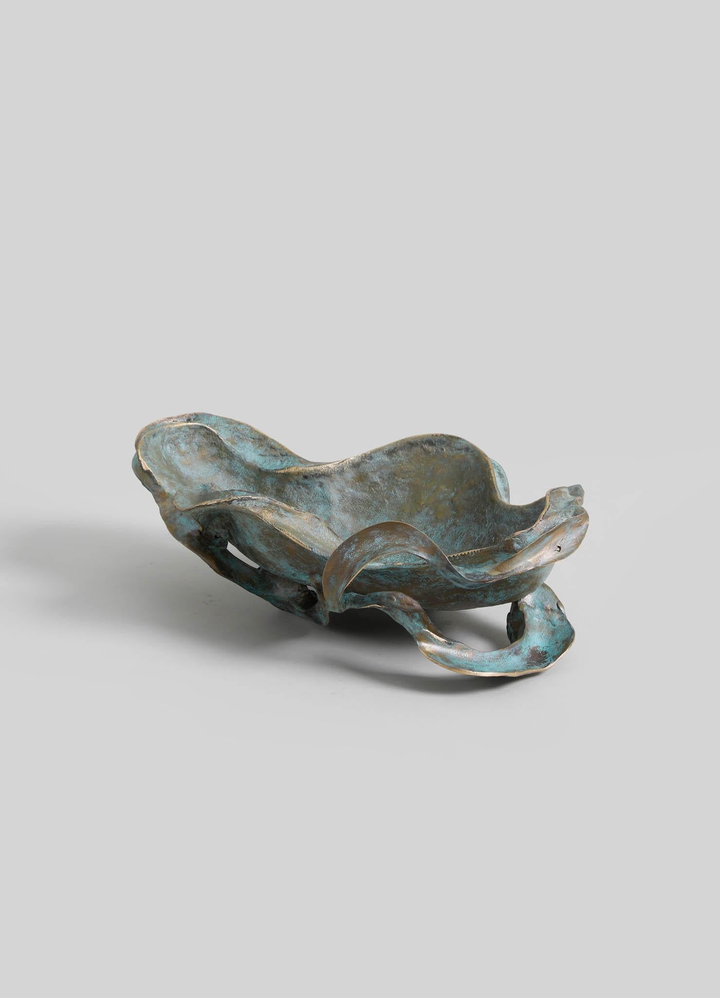 Indiano Glory Lily Bowl in ottone, Viya di Vikram Goyal in vendita