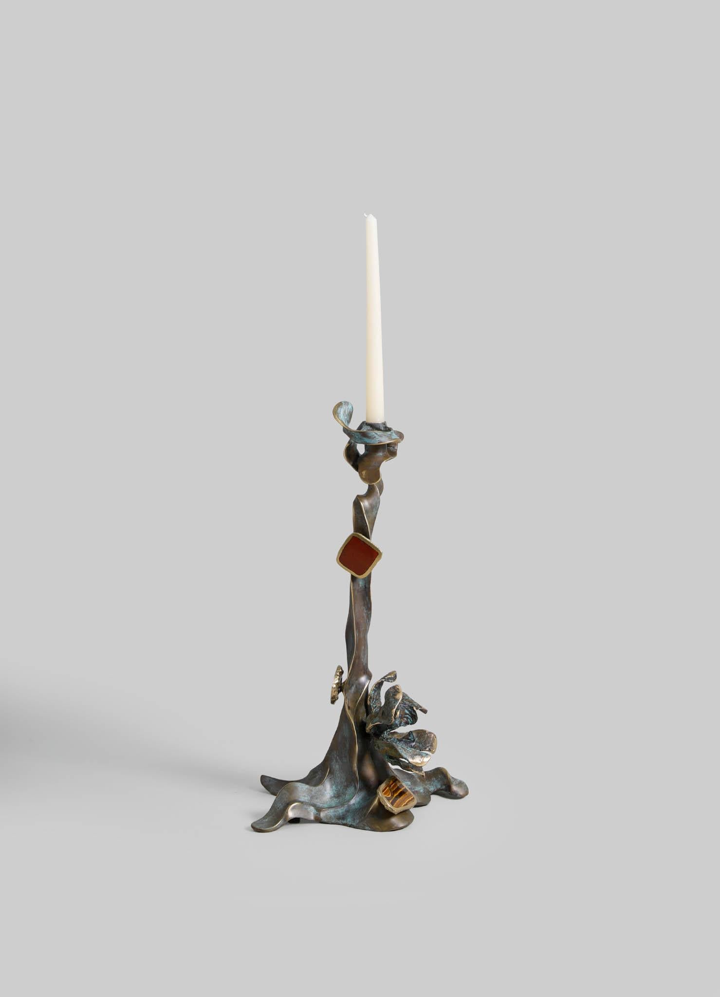 La fleur de lis Glory Lily danse dans le paradoxe, incarnant une beauté à couper le souffle et un pouvoir puissant. Cette plante grimpante étonnante n'est pas une fleur délicate comme les autres. Elle possède des propriétés médicinales permettant de