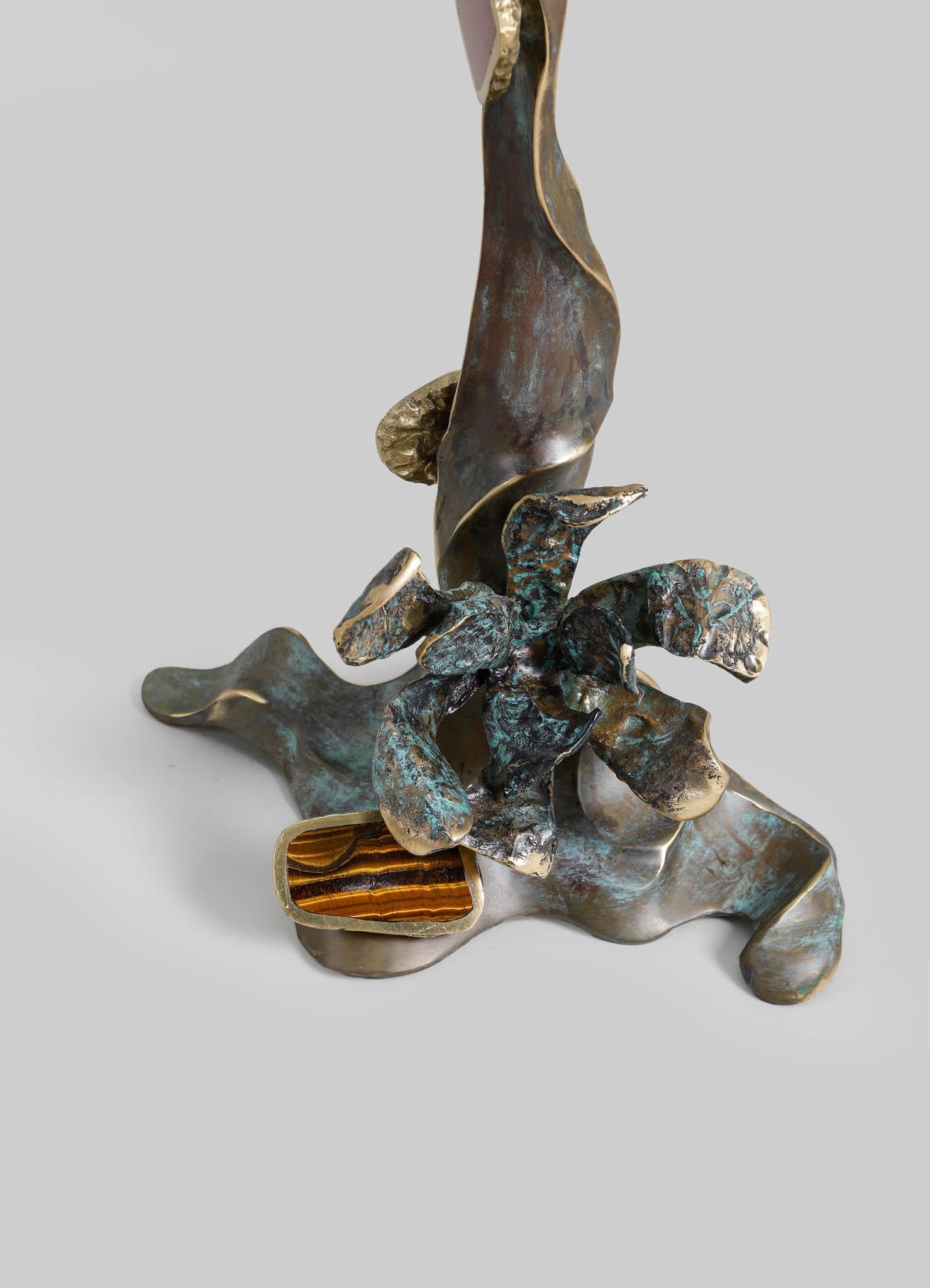 XXIe siècle et contemporain Grand support de bougie Glory Lily en laiton, Viya by Vikram Goyal en vente