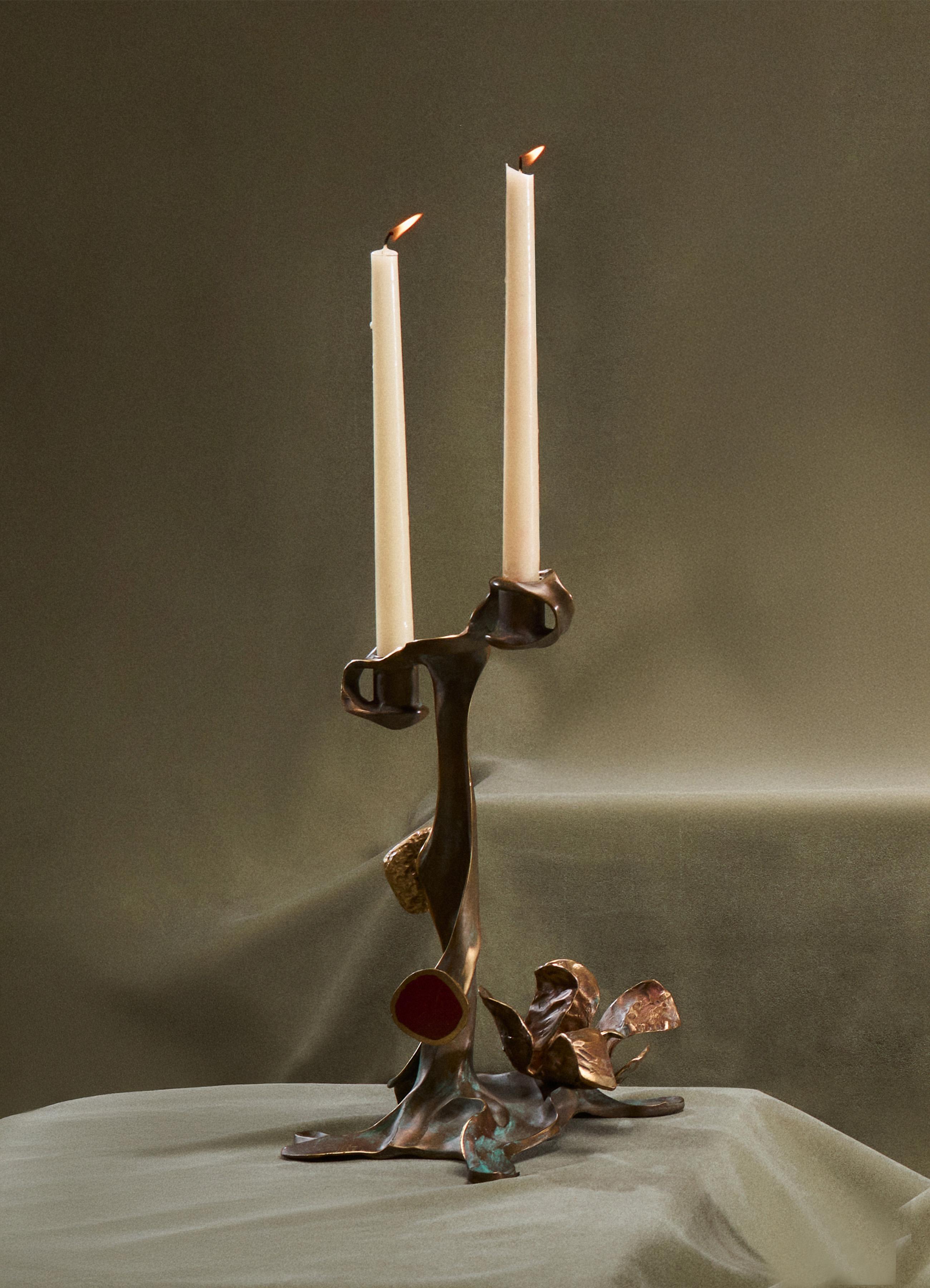 Laiton Petit support de bougie Glory Lily en laiton avec pierre précieuse, Viya by Vikram Goyal en vente