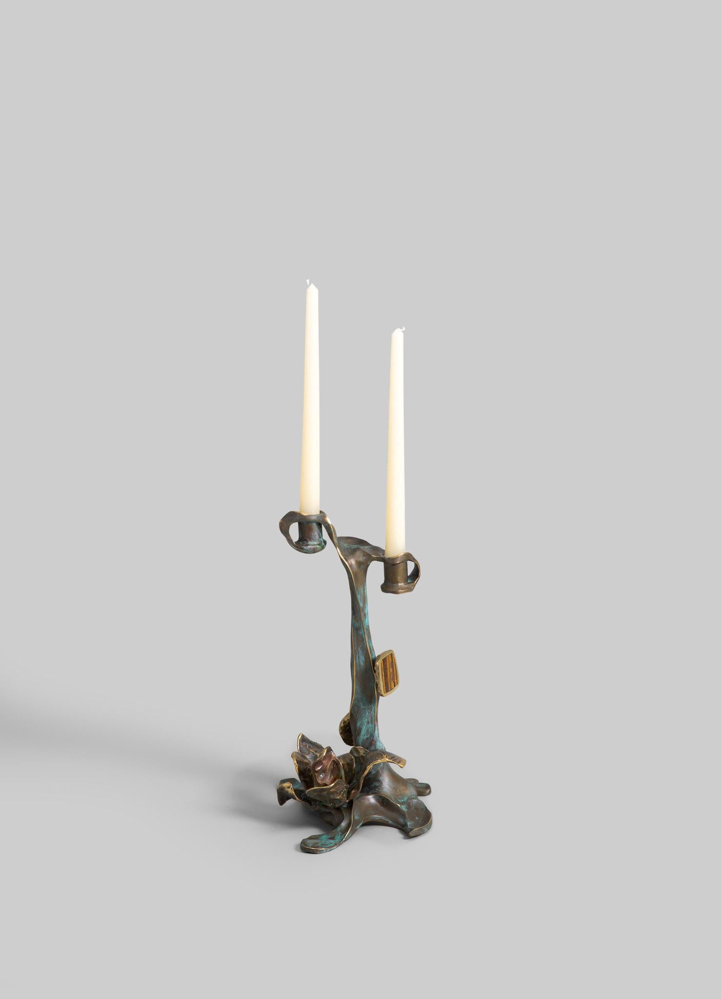 Petit support de bougie Glory Lily en laiton avec pierre précieuse, Viya by Vikram Goyal

La fleur de lis Glory Lily danse dans le paradoxe, incarnant une beauté à couper le souffle et un pouvoir puissant. Cette plante grimpante étonnante n'est pas