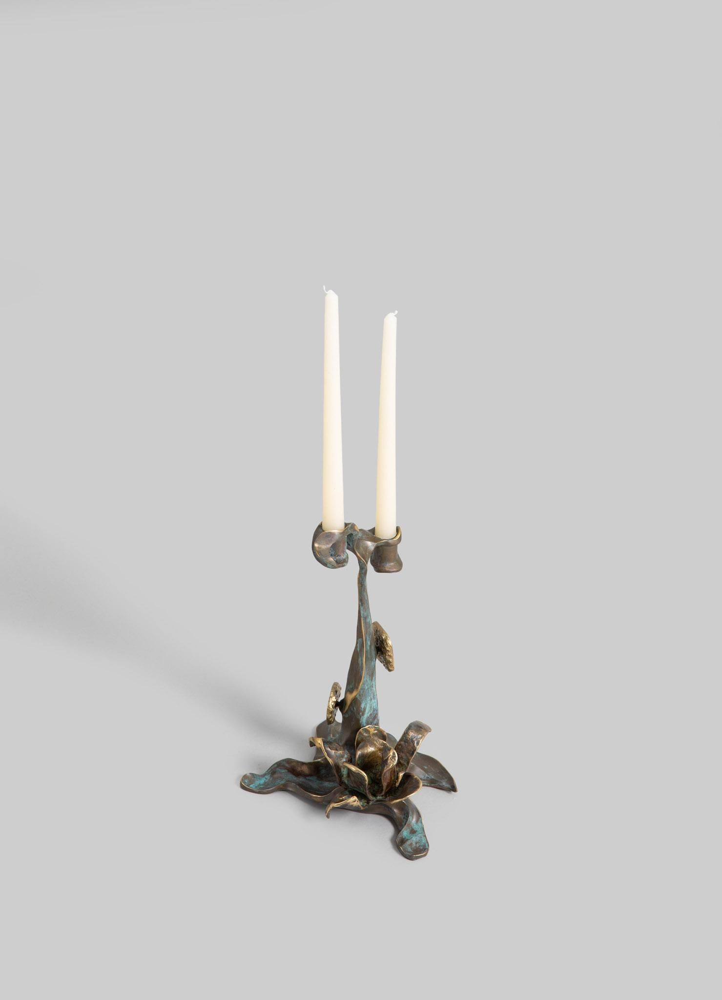 Indien Petit support de bougie Glory Lily en laiton avec pierre précieuse, Viya by Vikram Goyal en vente