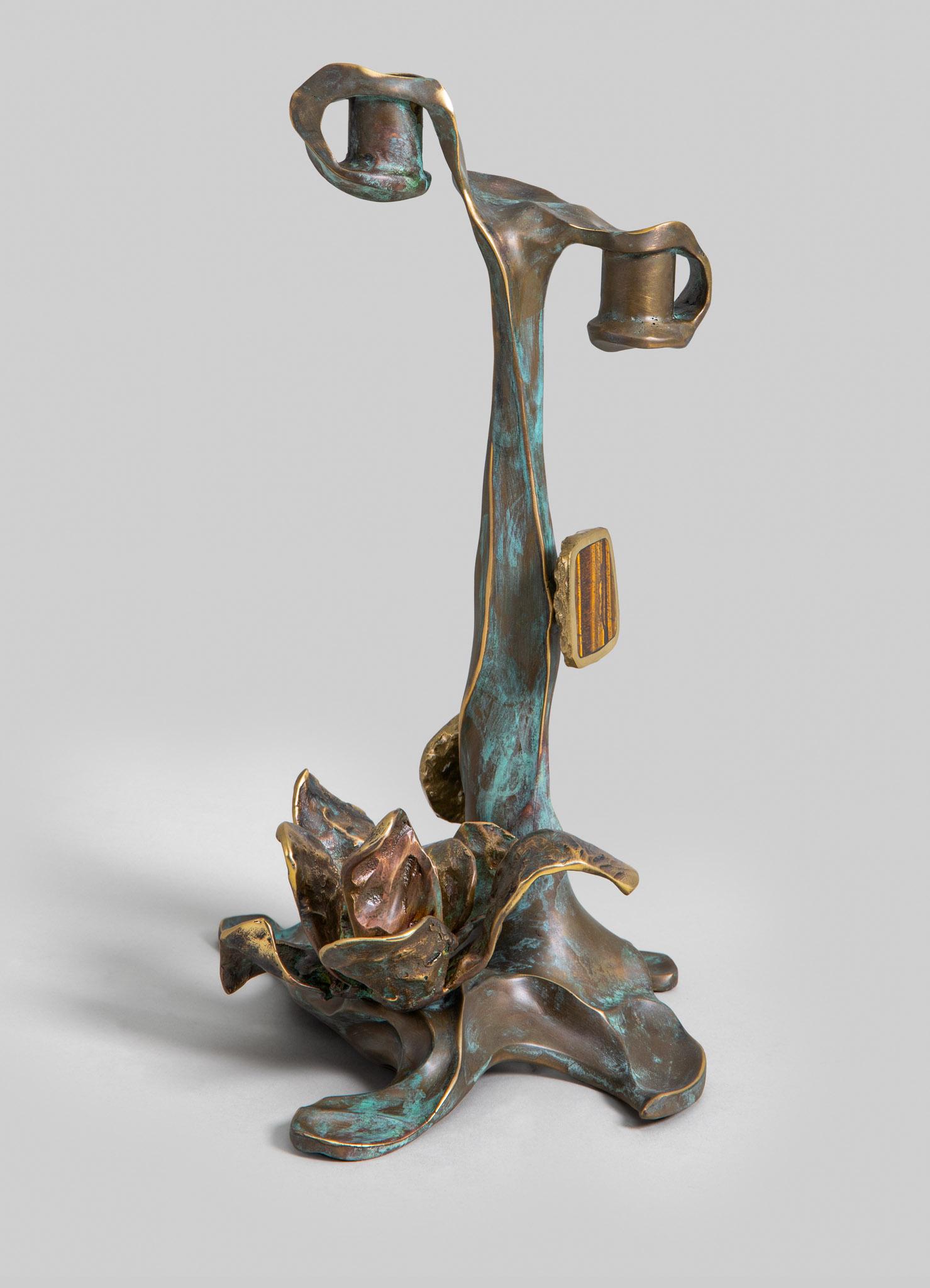 Moulage Petit support de bougie Glory Lily en laiton avec pierre précieuse, Viya by Vikram Goyal en vente