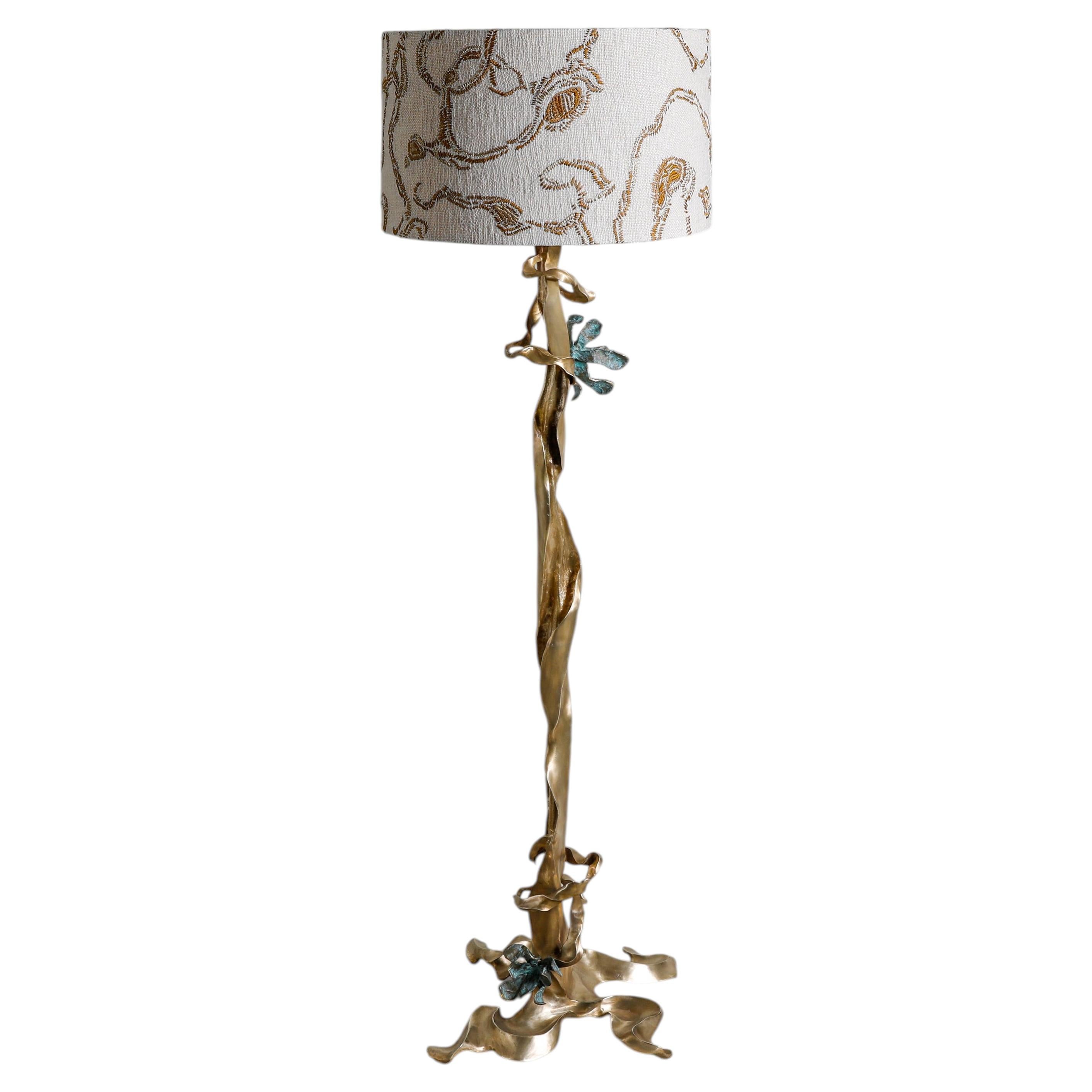 Messing-Stehlampe, „Glory Lily“, Viya von Vikram Goyal im Angebot