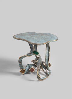 Tavolino Glory Lily Small in ottone e pietra semipreziosa, Viya di Vikram Goyal