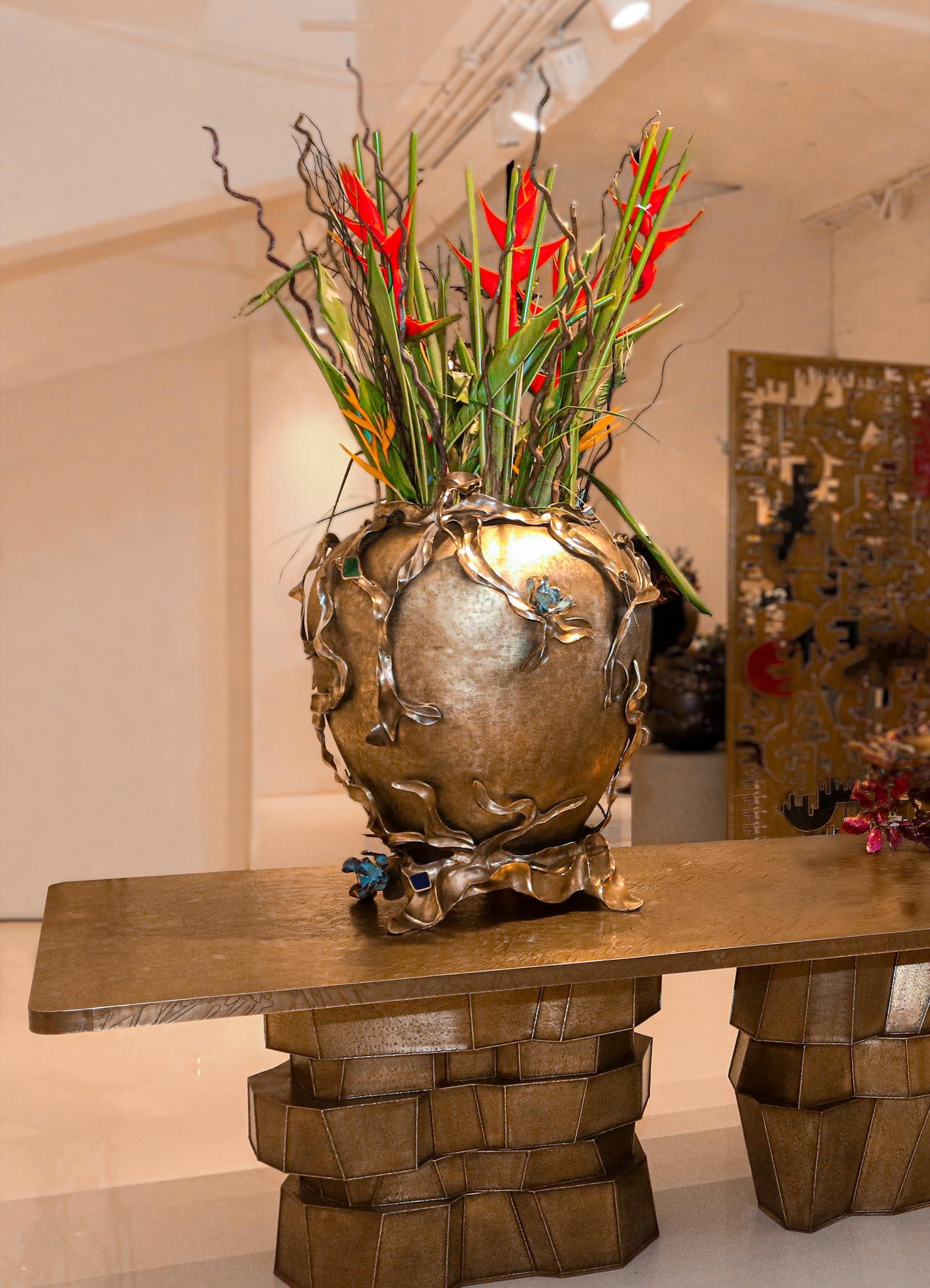 Vaso Glory Lily in ottone con pietra semipreziosa, Viya di Vikram Goyal in vendita 4