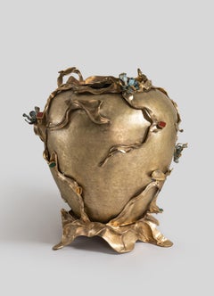 Vaso Glory Lily in ottone con pietra semipreziosa, Viya di Vikram Goyal