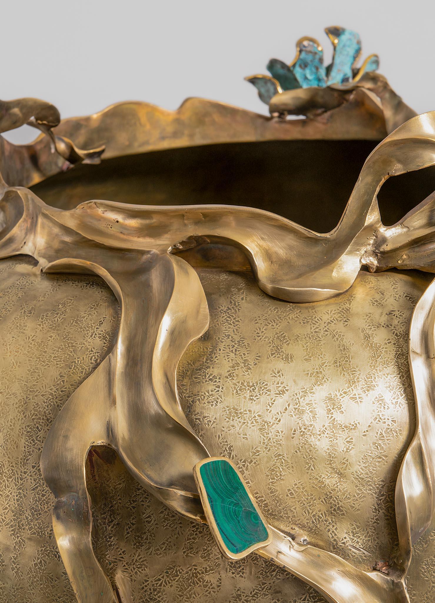 XXI secolo e contemporaneo Vaso Glory Lily in ottone con pietra semipreziosa, Viya di Vikram Goyal in vendita