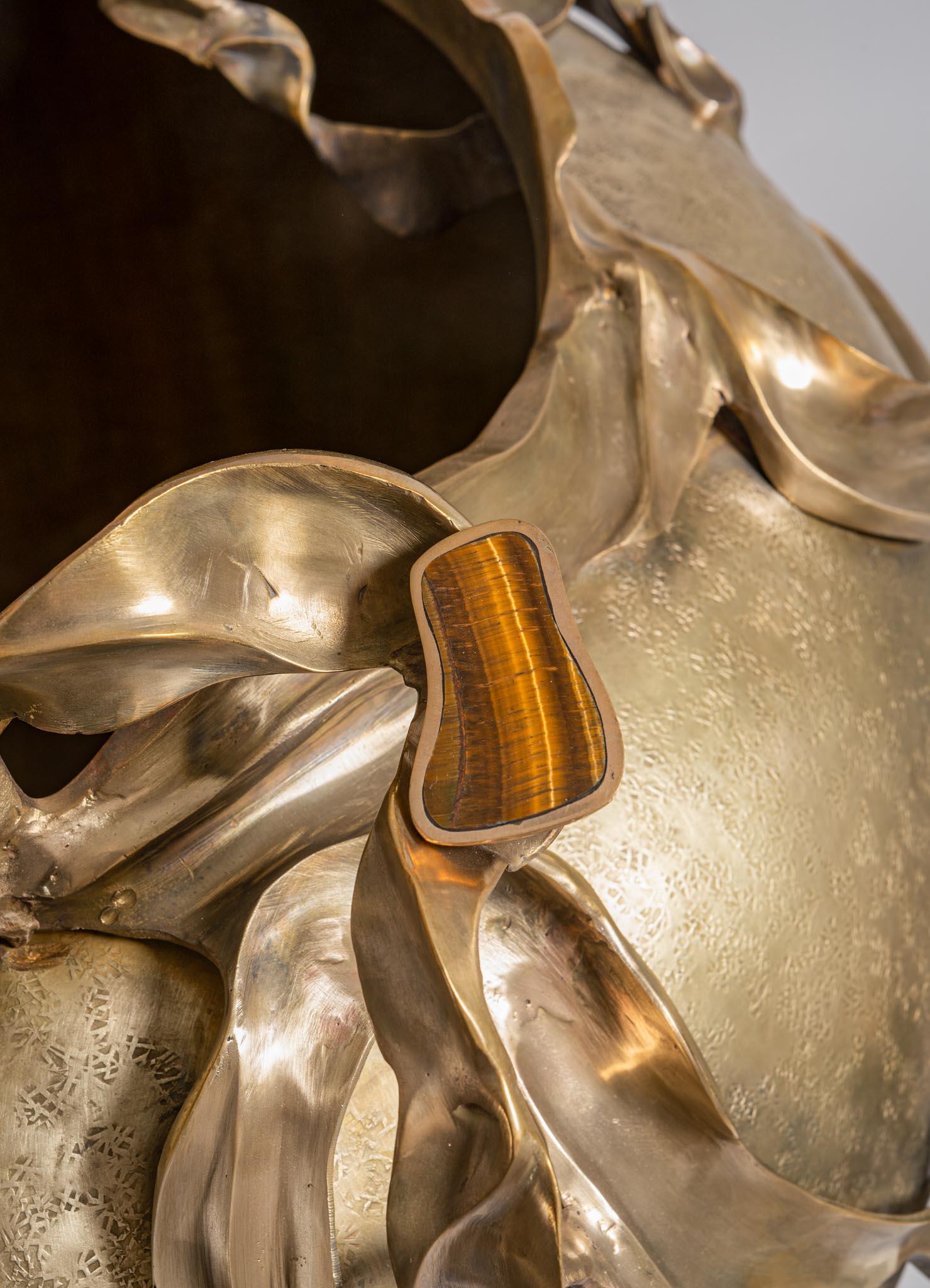Pietra preziosa Vaso Glory Lily in ottone con pietra semipreziosa, Viya di Vikram Goyal in vendita