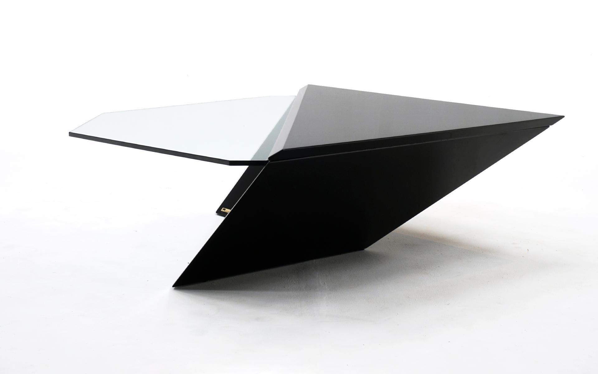 Mid-Century Modern Table basse en verre et noir brillant de Roger Rougier, restaurée par un expert, signée en vente
