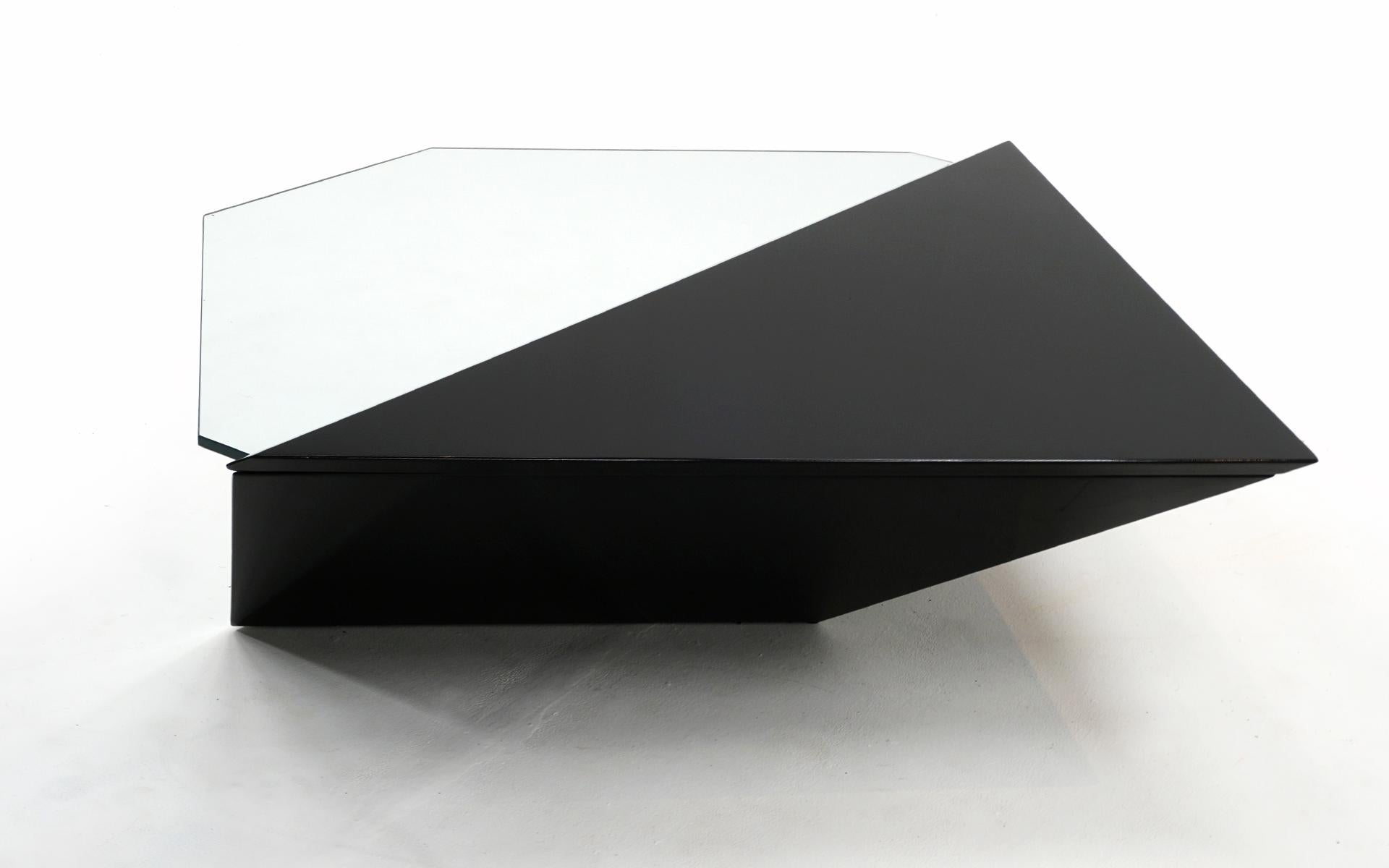 Table basse en verre et noir brillant de Roger Rougier, restaurée par un expert, signée Bon état - En vente à Kansas City, MO
