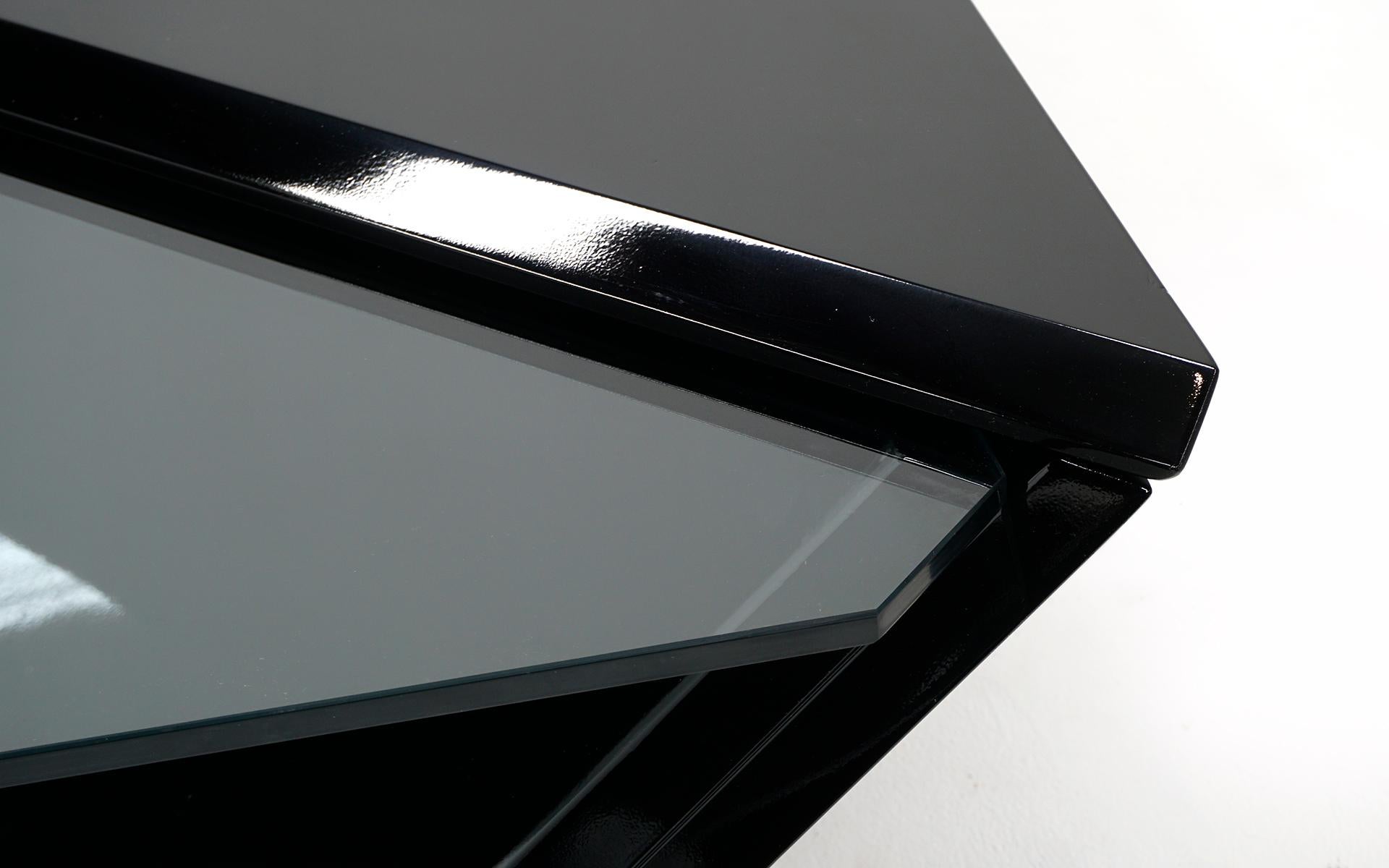 Verre Table basse en verre et noir brillant de Roger Rougier, restaurée par un expert, signée en vente