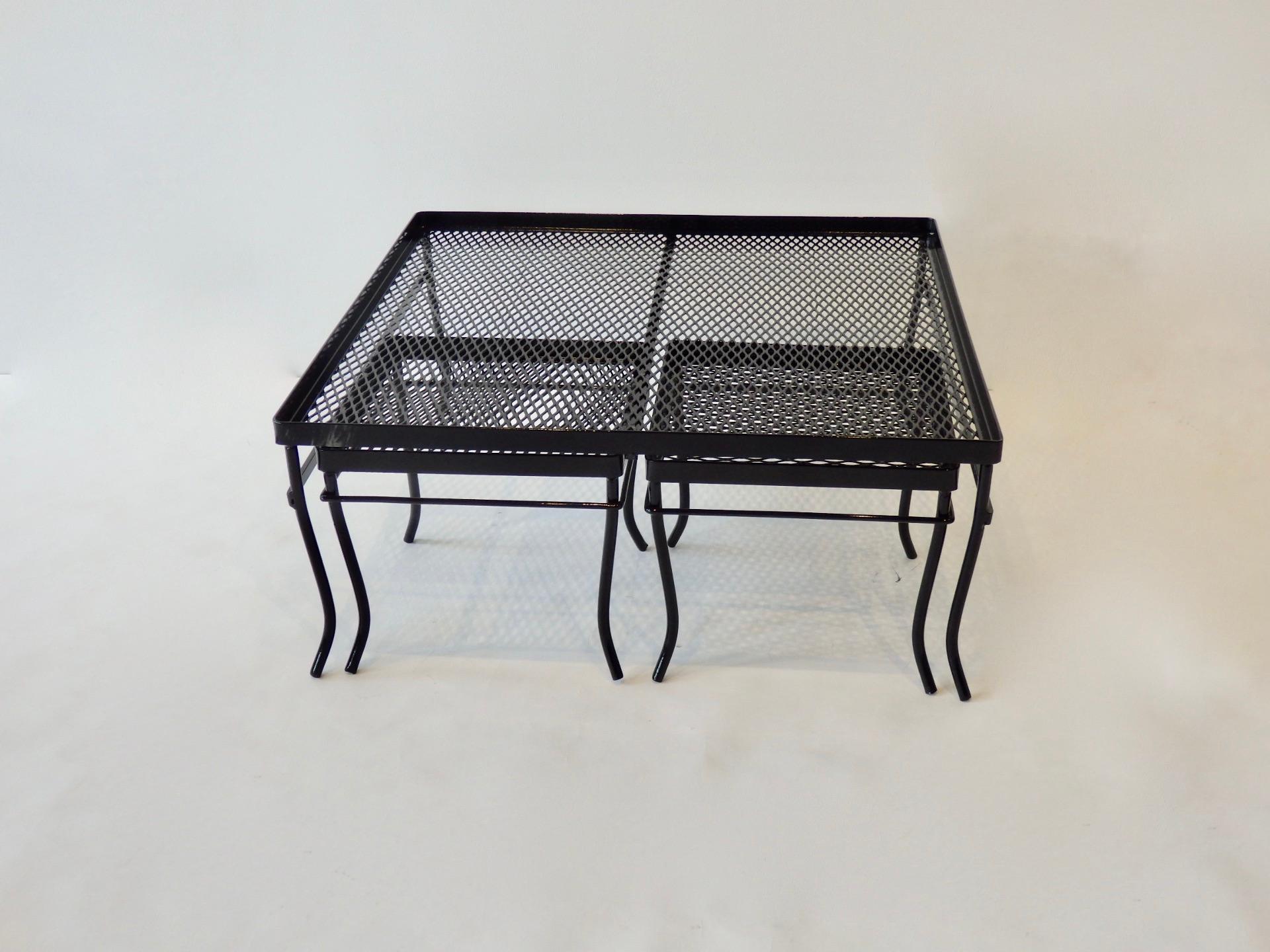 Mid-Century Modern Table basse carrée Woodard noire brillante avec deux petites tables gigognes plus petites en vente