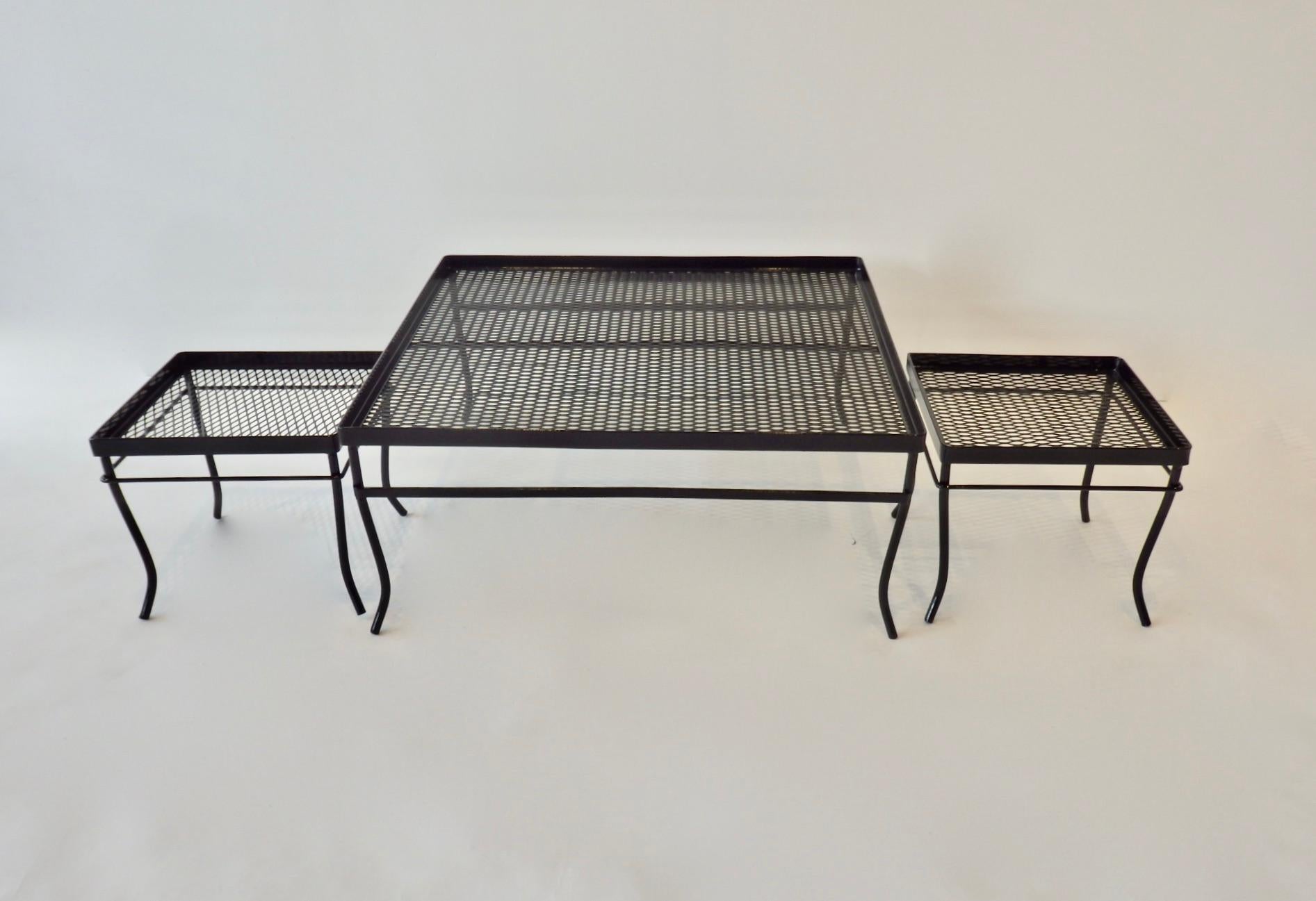 Américain Table basse carrée Woodard noire brillante avec deux petites tables gigognes plus petites en vente