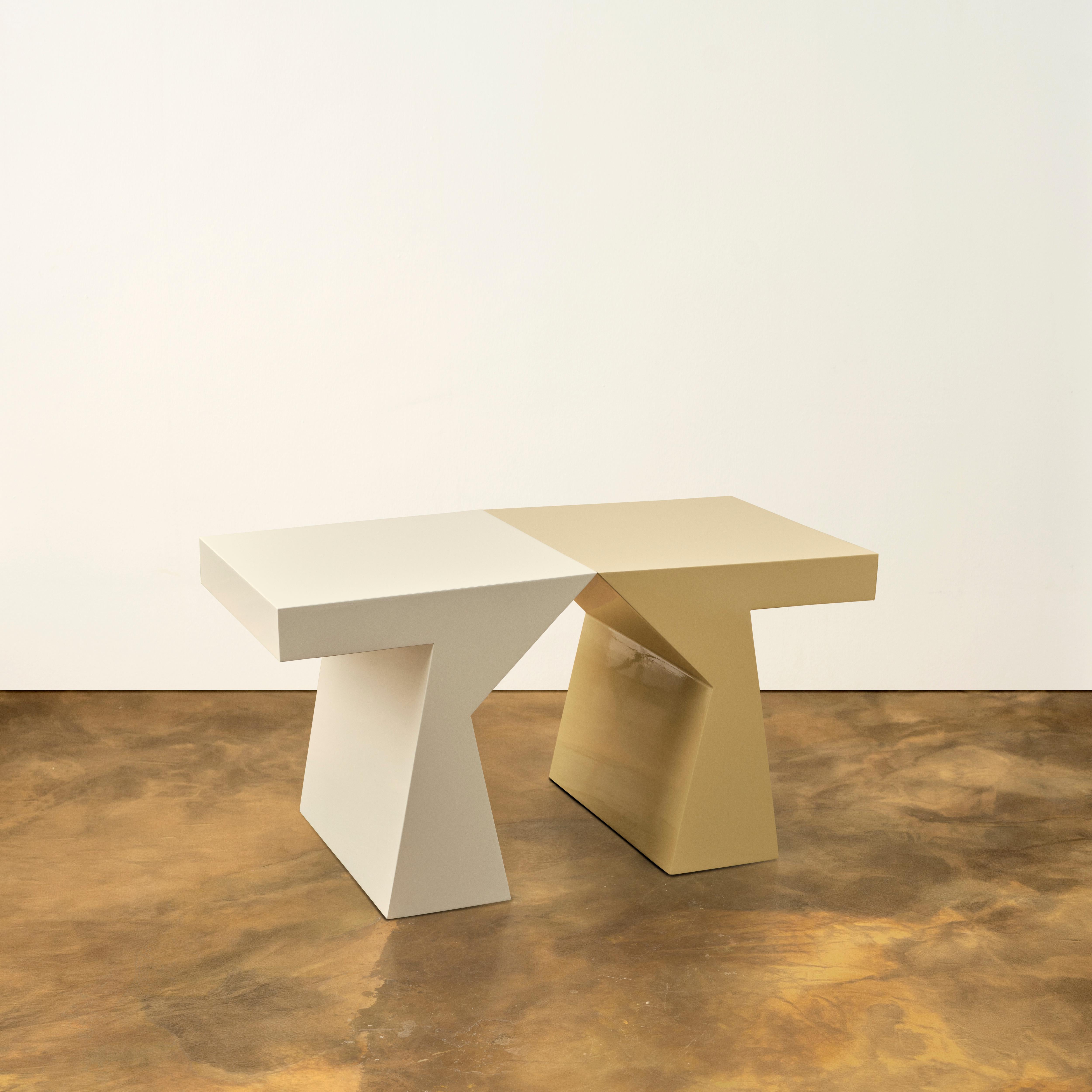 La table basse Columbina fait partie de la Collection Travelling Performers. Elle reprend la forme de la table d'appoint Columbina avec une différence de taille et de matériau. Fabriqué en bois laqué brillant de différentes couleurs, c'est un meuble