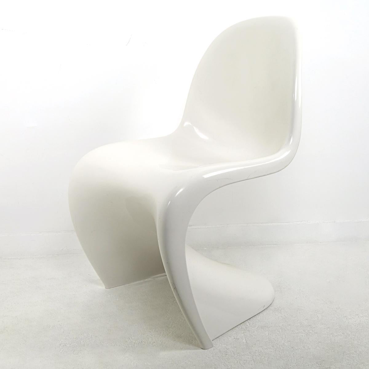 The S-chair by Verner Panton is one of the absolute stars of furniture pop art.
This is the original version of the Herman Miller Fehlbaum Production in the beautiful glossy thermoplastic that suits the design so well.