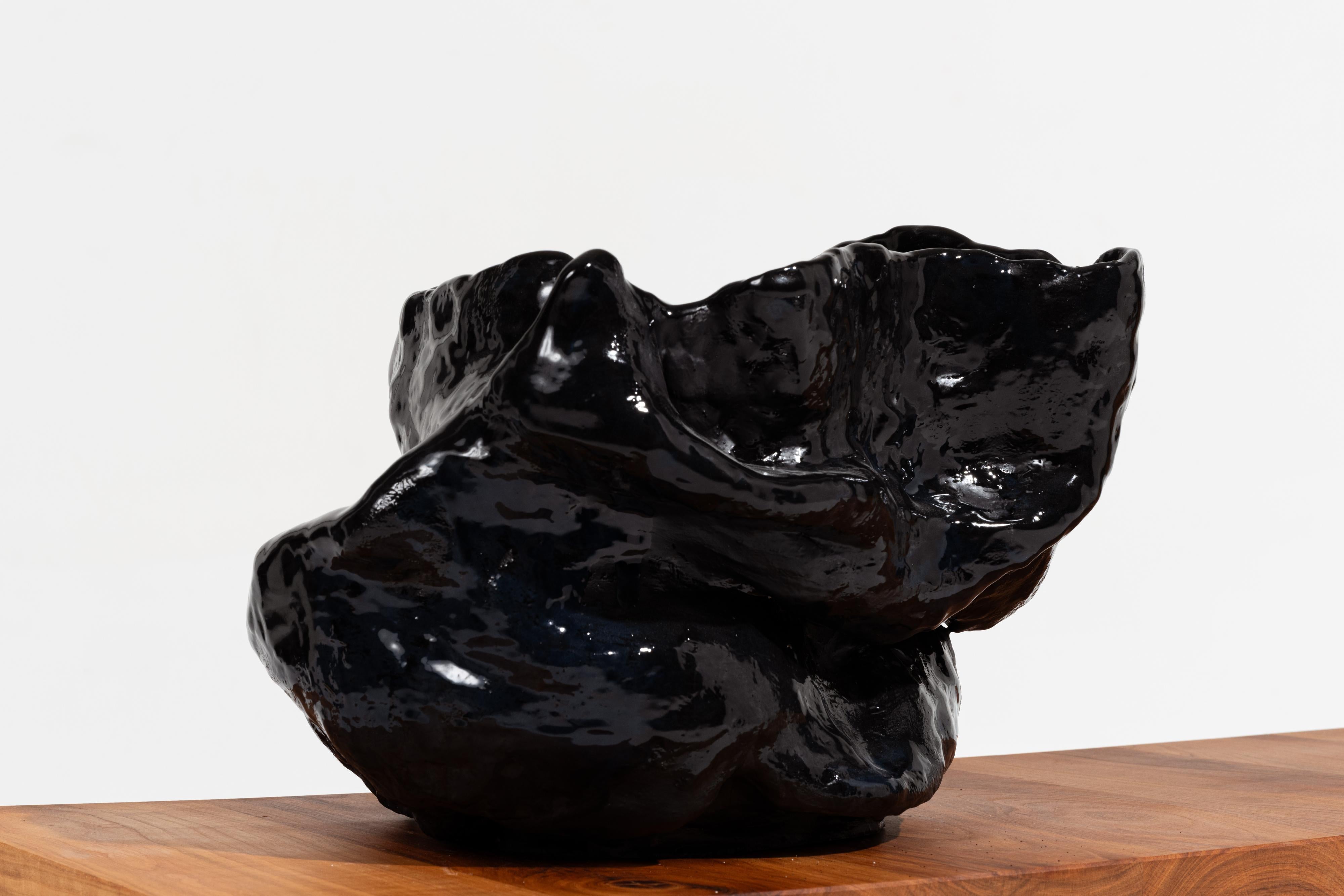 Vase en grès noir brillant en vente 6