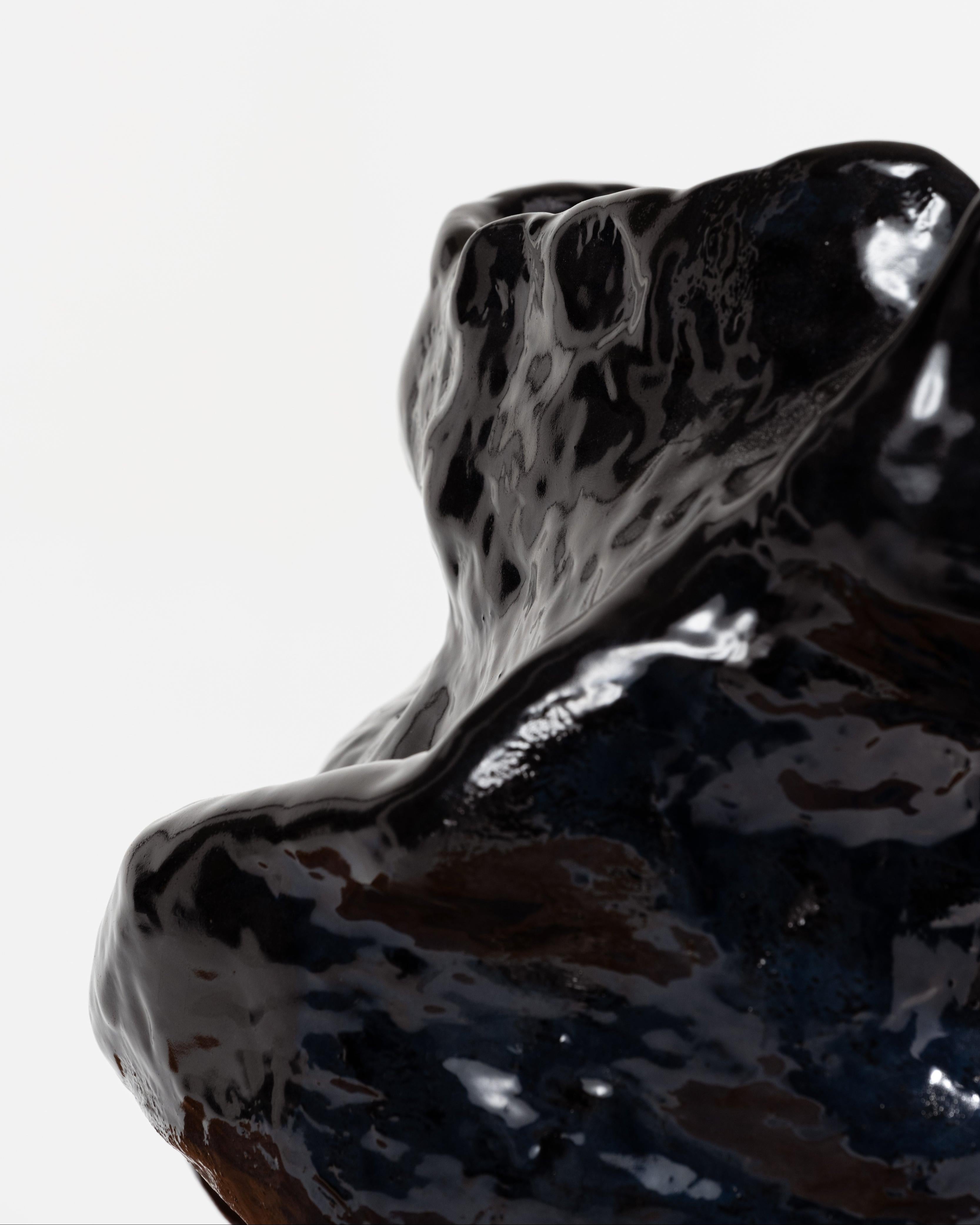 Vase en grès noir brillant en vente 7