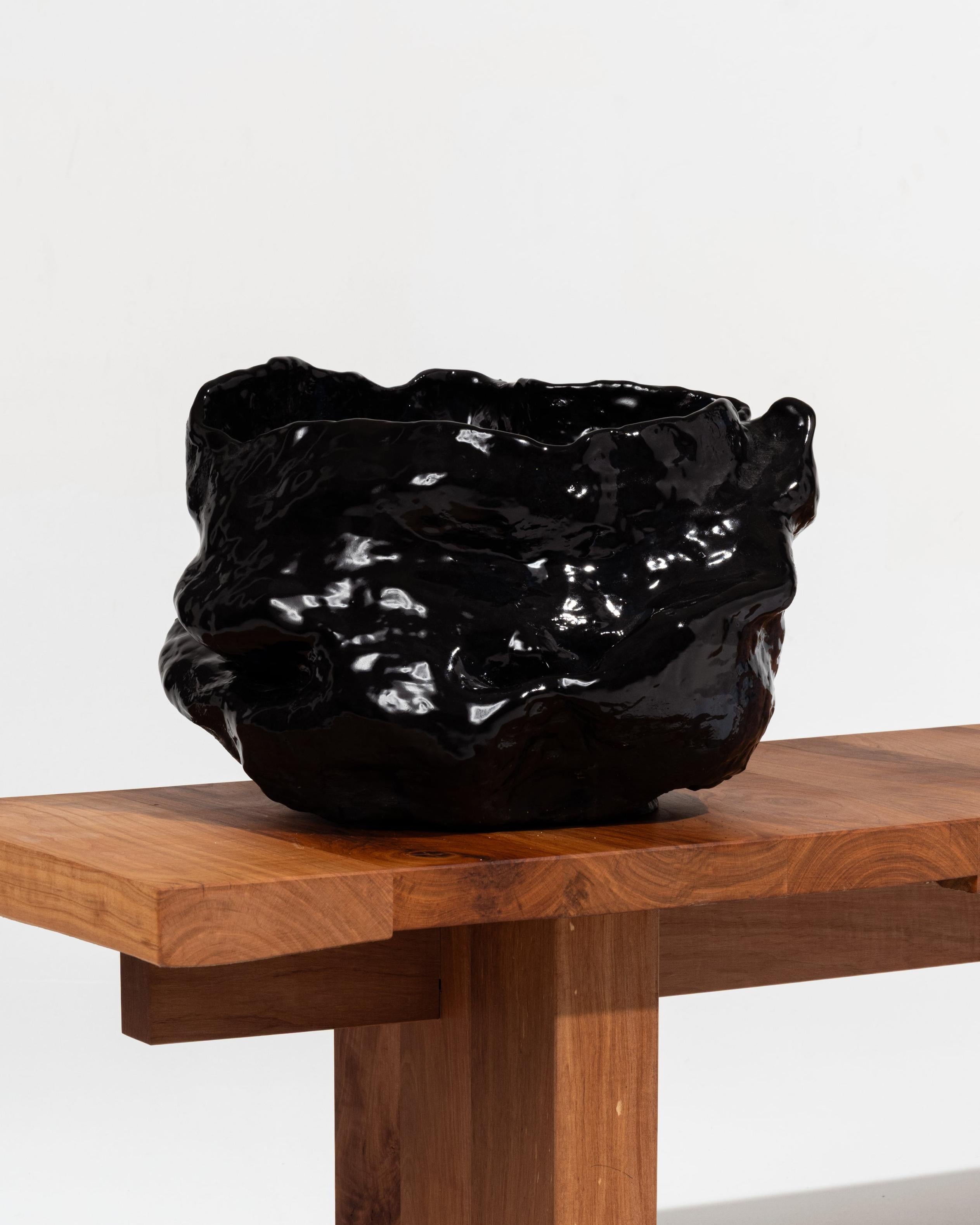 Vase en grès noir brillant de l'artiste céramiste Suzie Lapierre d'Argy, 2025. Avec sa forme libre, le vase met en valeur le travail manuel de l'artiste et l'authenticité de la matière première.
Dans son Studio 