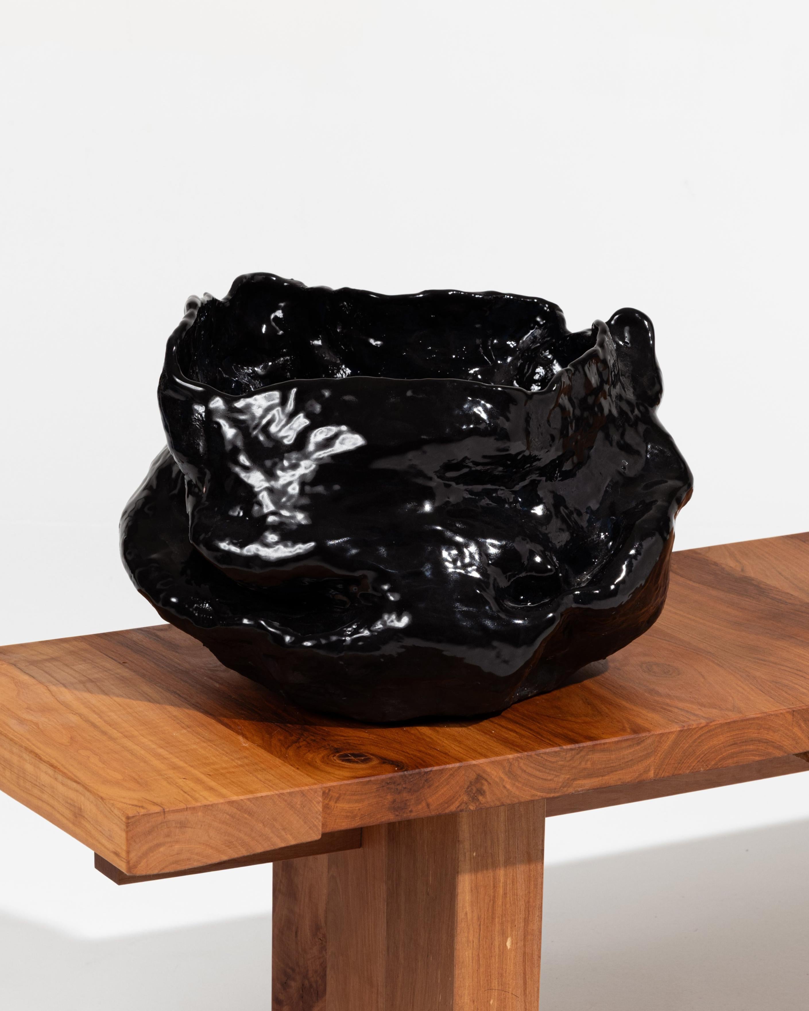 Grès Vase en grès noir brillant en vente