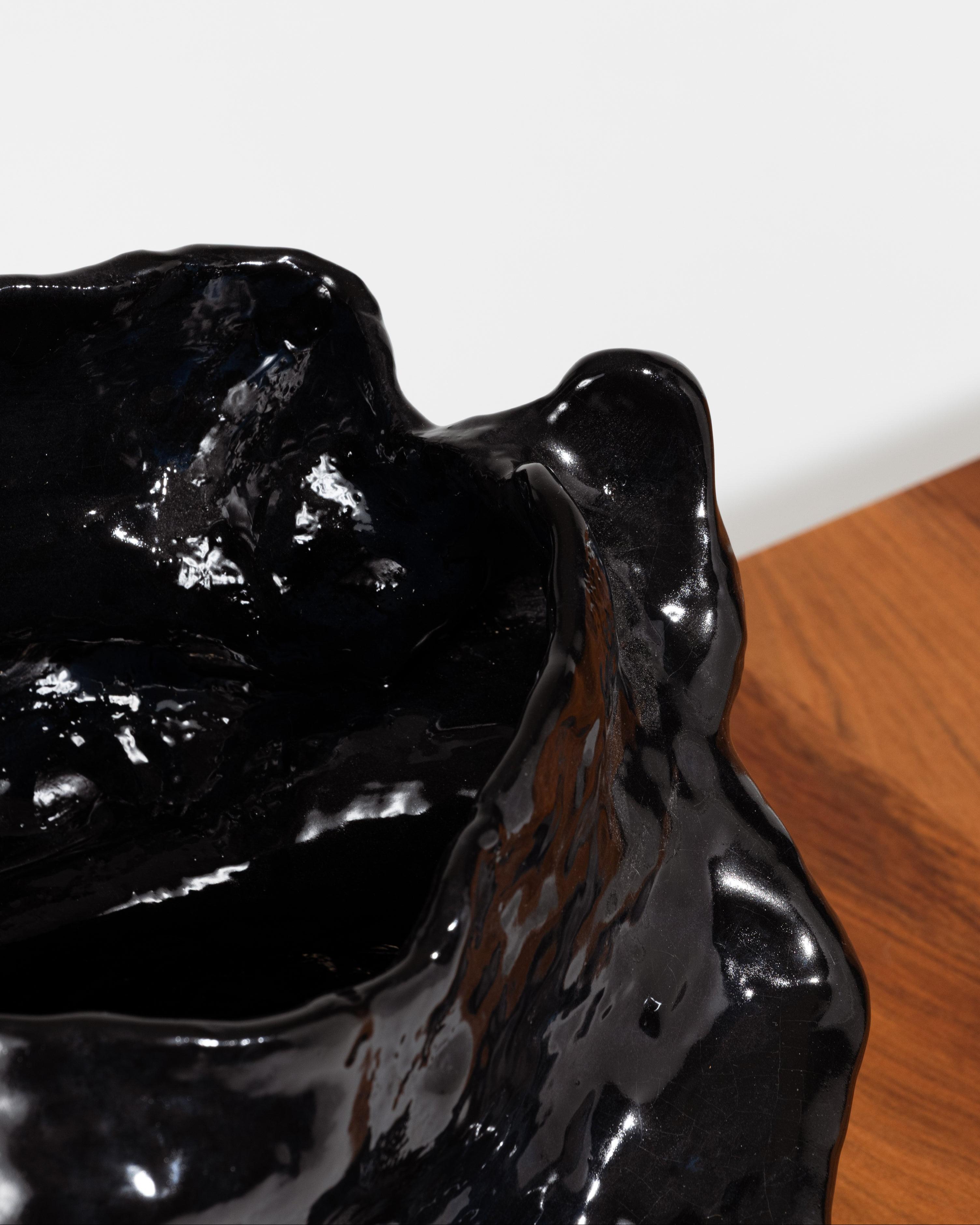 Vase en grès noir brillant en vente 2