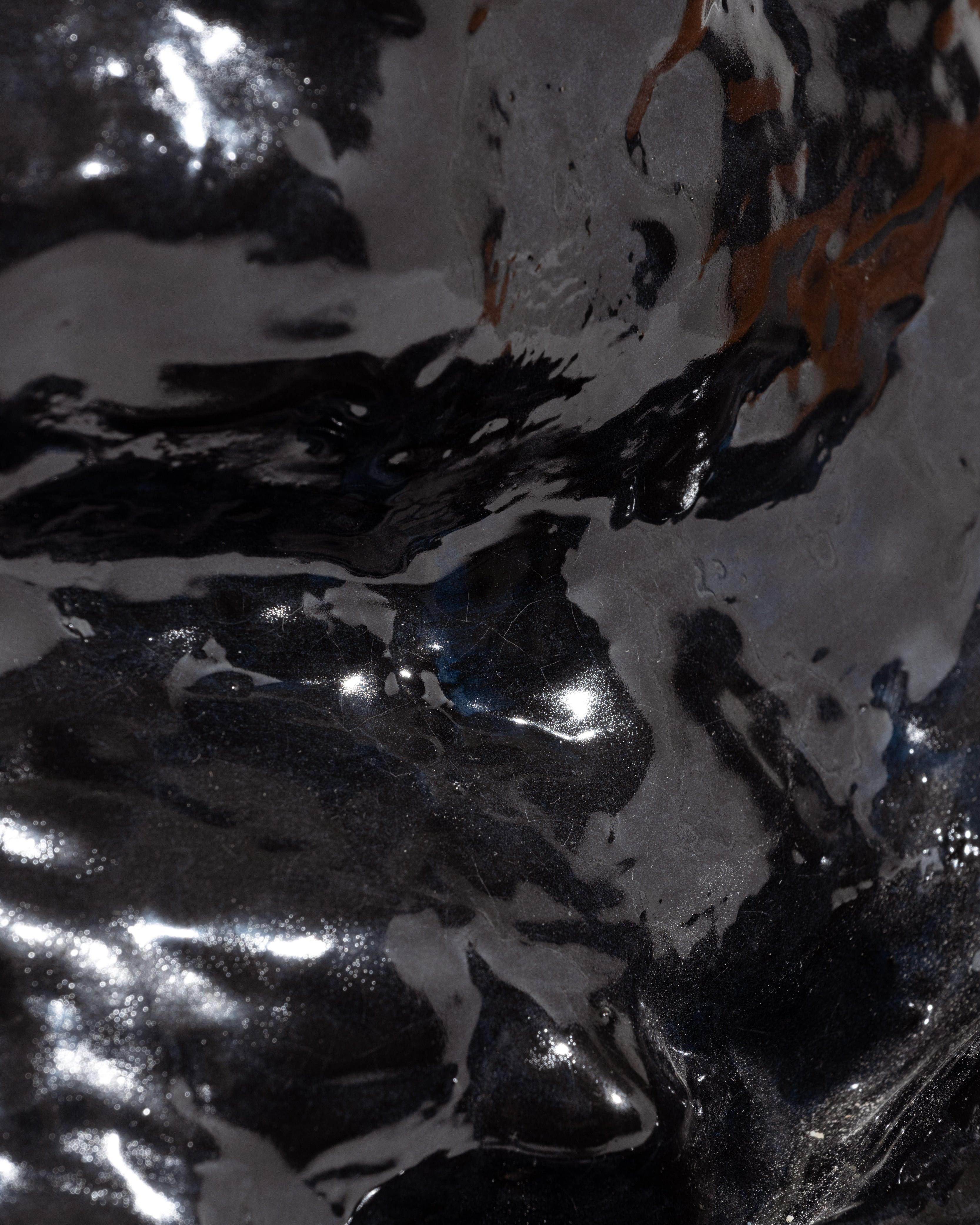 Vase en grès noir brillant en vente 3