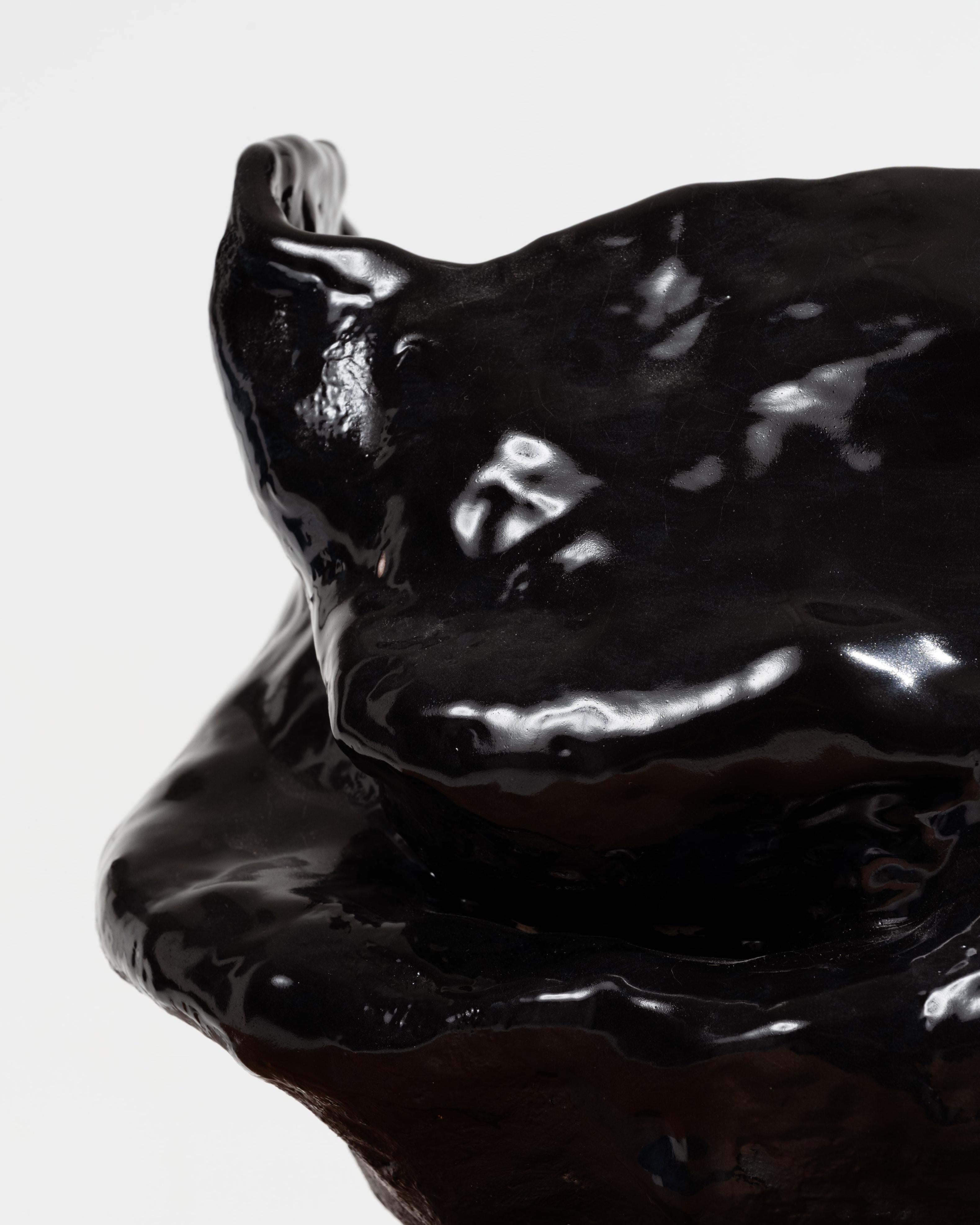 Vase en grès noir brillant en vente 4