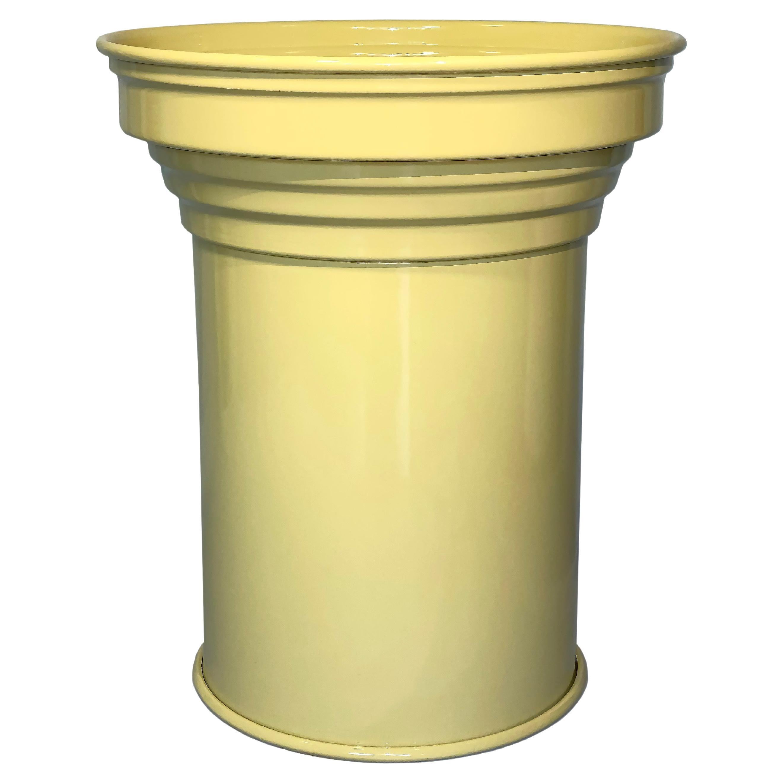 Beistelltisch aus glänzendem Butter-Aluminium, italienisches minimalistisches Design, 2020er Jahre