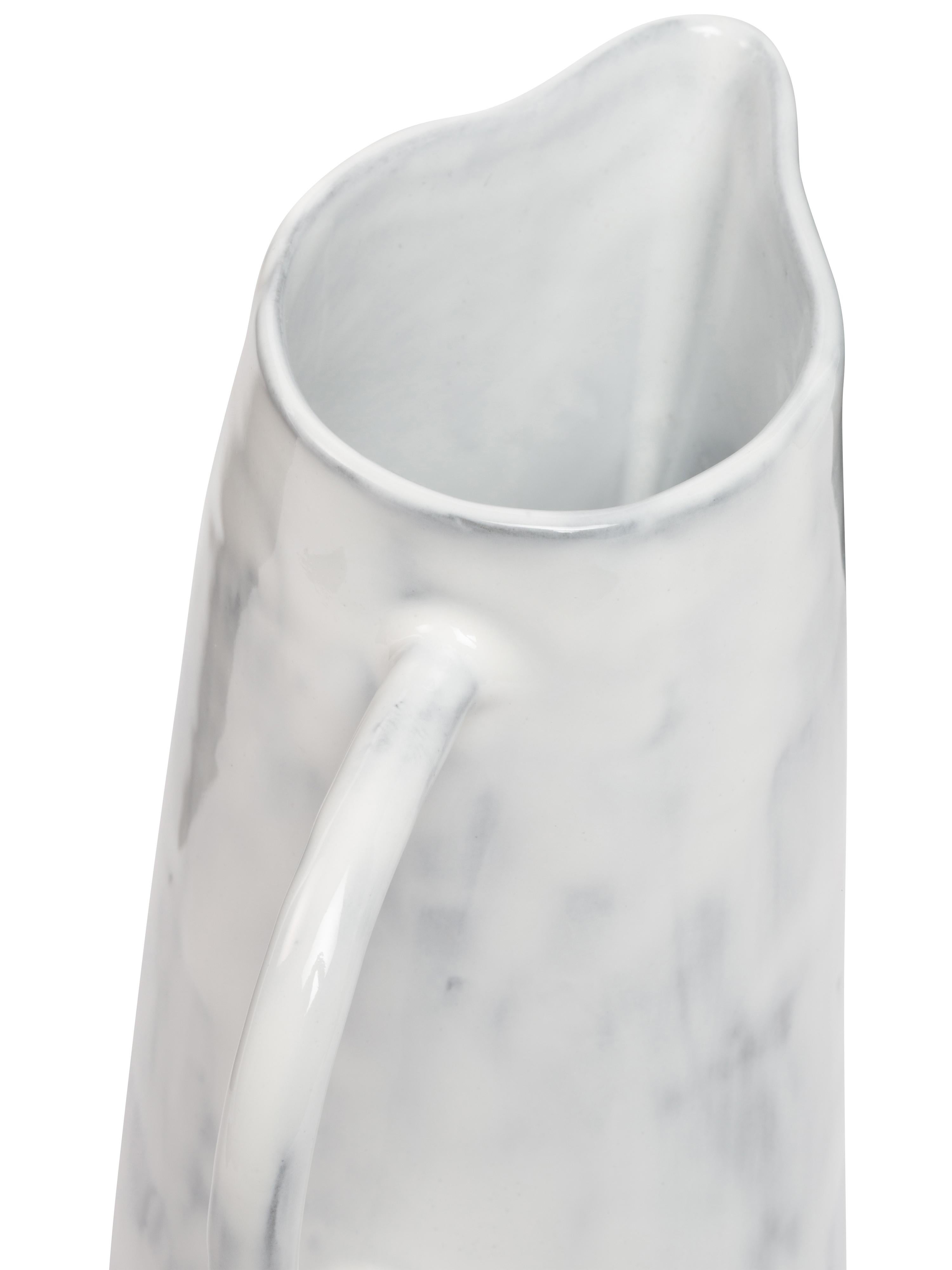 This object has been made from ceramic using an artisan method. Each piece is unique in terms of finish, colours and details. Waterjug finish is glossy inside and outisde, hand painted in taupe and white. Logo is impressed on the back.
By Virgil