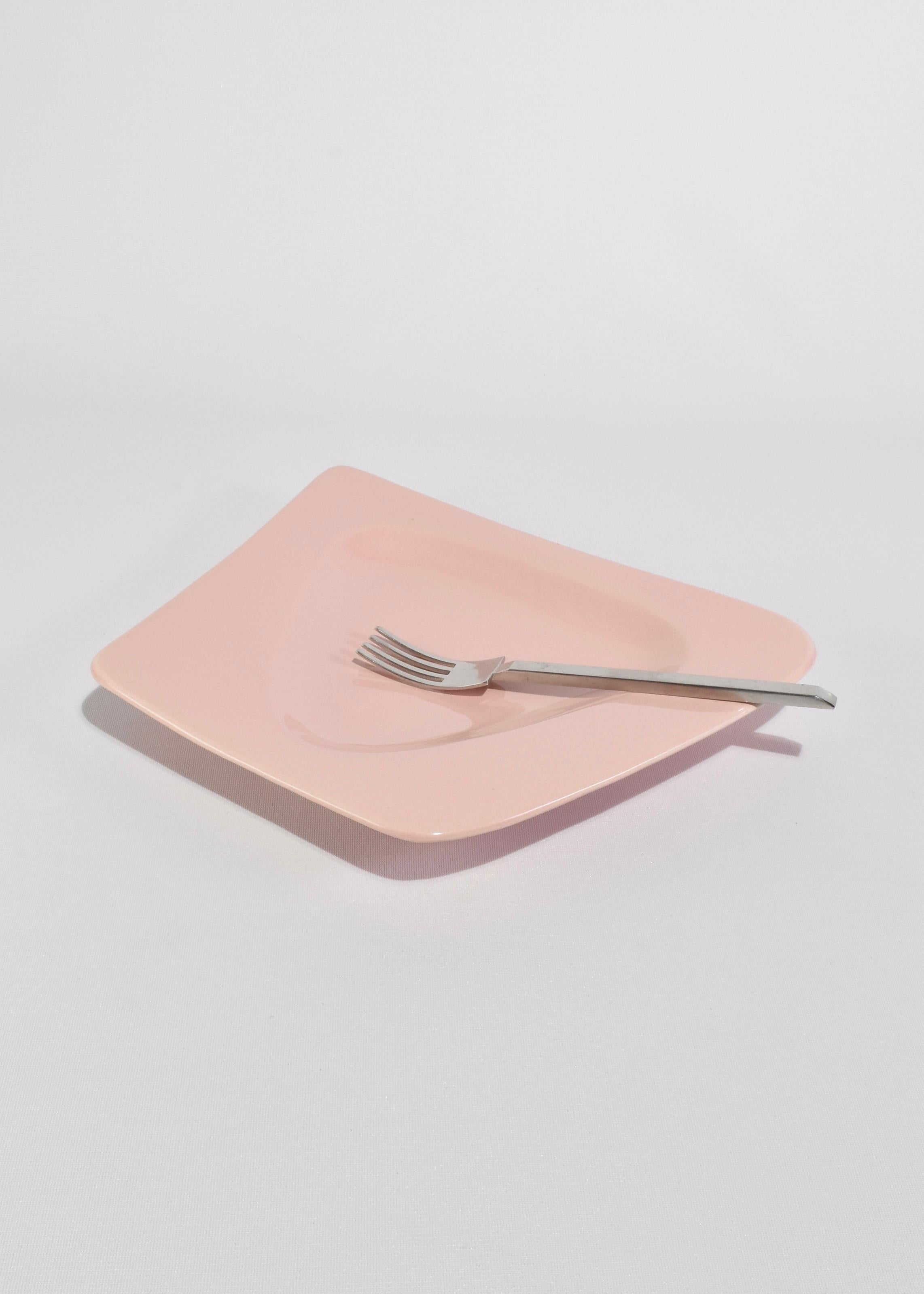 Juego de platos rosa brillante en Bueno estado para la venta en Richmond, VA