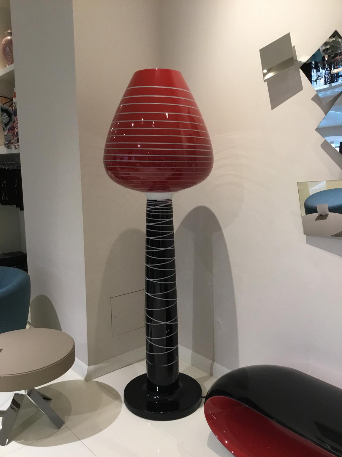 Lady Mary indoor / outdoor lamp features a red and black lacquered surface decorated using a special engraving method created by Serralunga to create a scenographic effect of light and shade. 

Frame in LLDPE (liner low-density polyethylene)