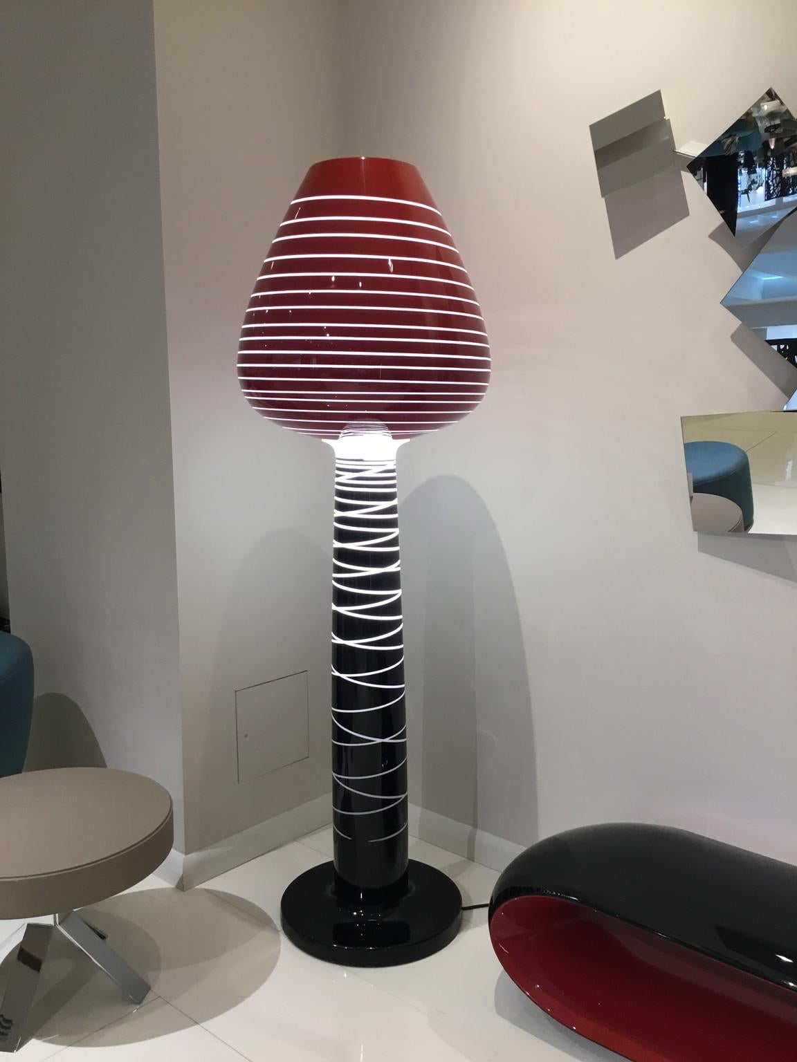 Moderne Lampadaire d'intérieur / d'extérieur laqué rouge brillant et noir par Marc Sadler en vente