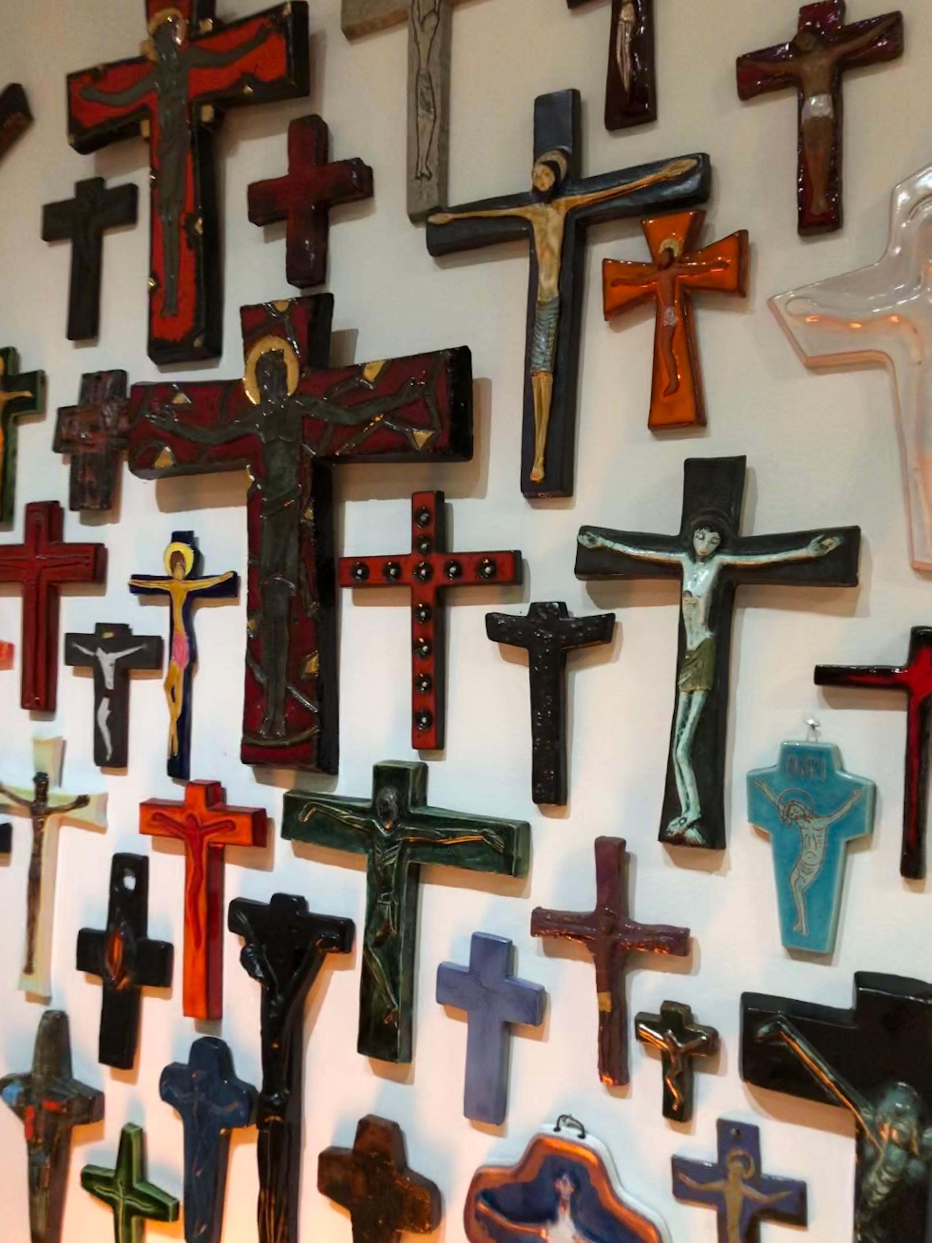 Glossy Red and Black Mid-Century European Crucifix, 1960s 8
