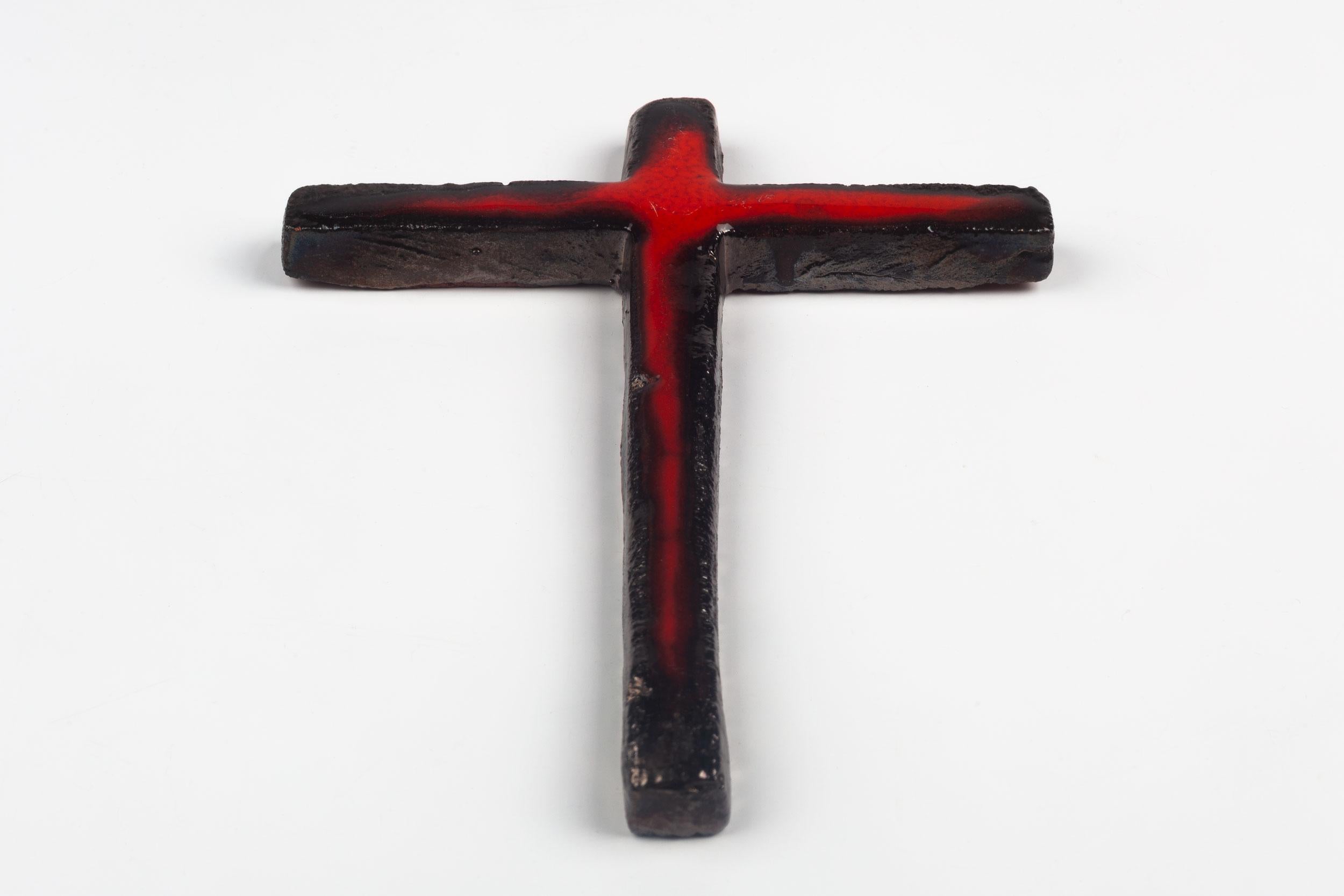 Mid-20th Century Glossy Red and Black Mid-Century European Crucifix, 1960s