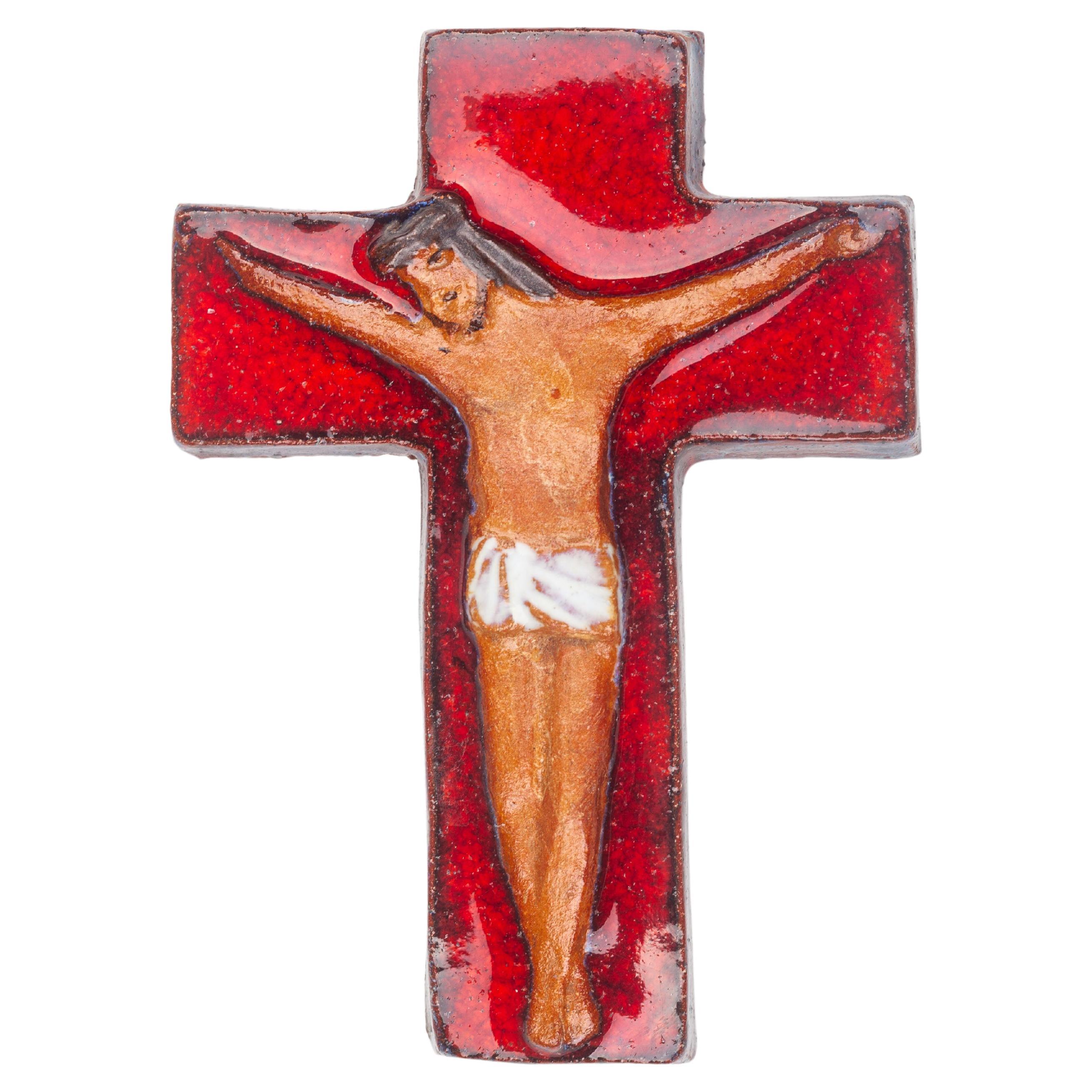Croix en céramique rouge brillante avec figure du Christ mat et abstrait dans les tons terreux