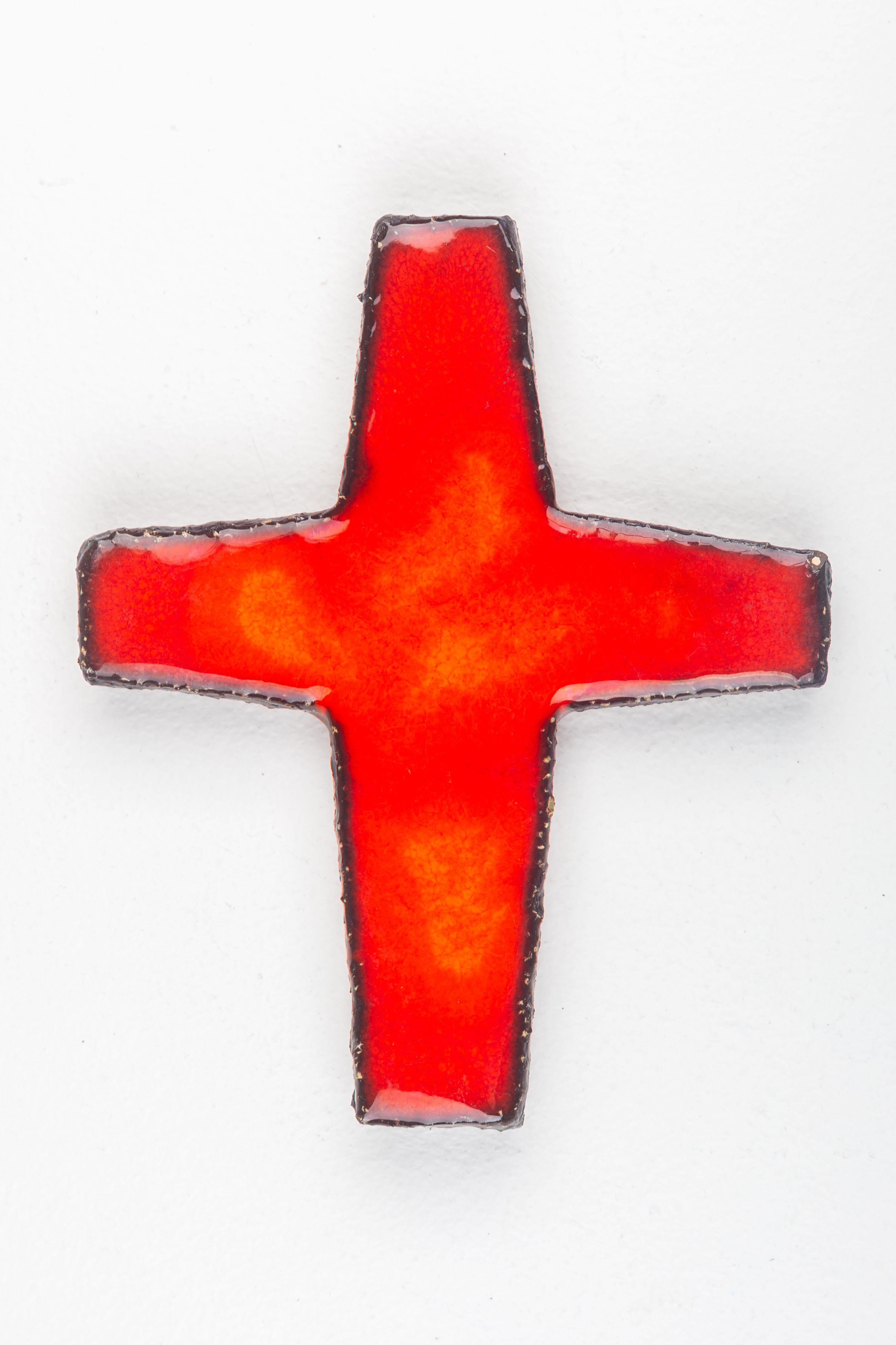 Glänzendes rotes europäisches Keramikkreuz aus der Mitte des Jahrhunderts in Vermillion mit schwarzem Rand (Moderne der Mitte des Jahrhunderts)