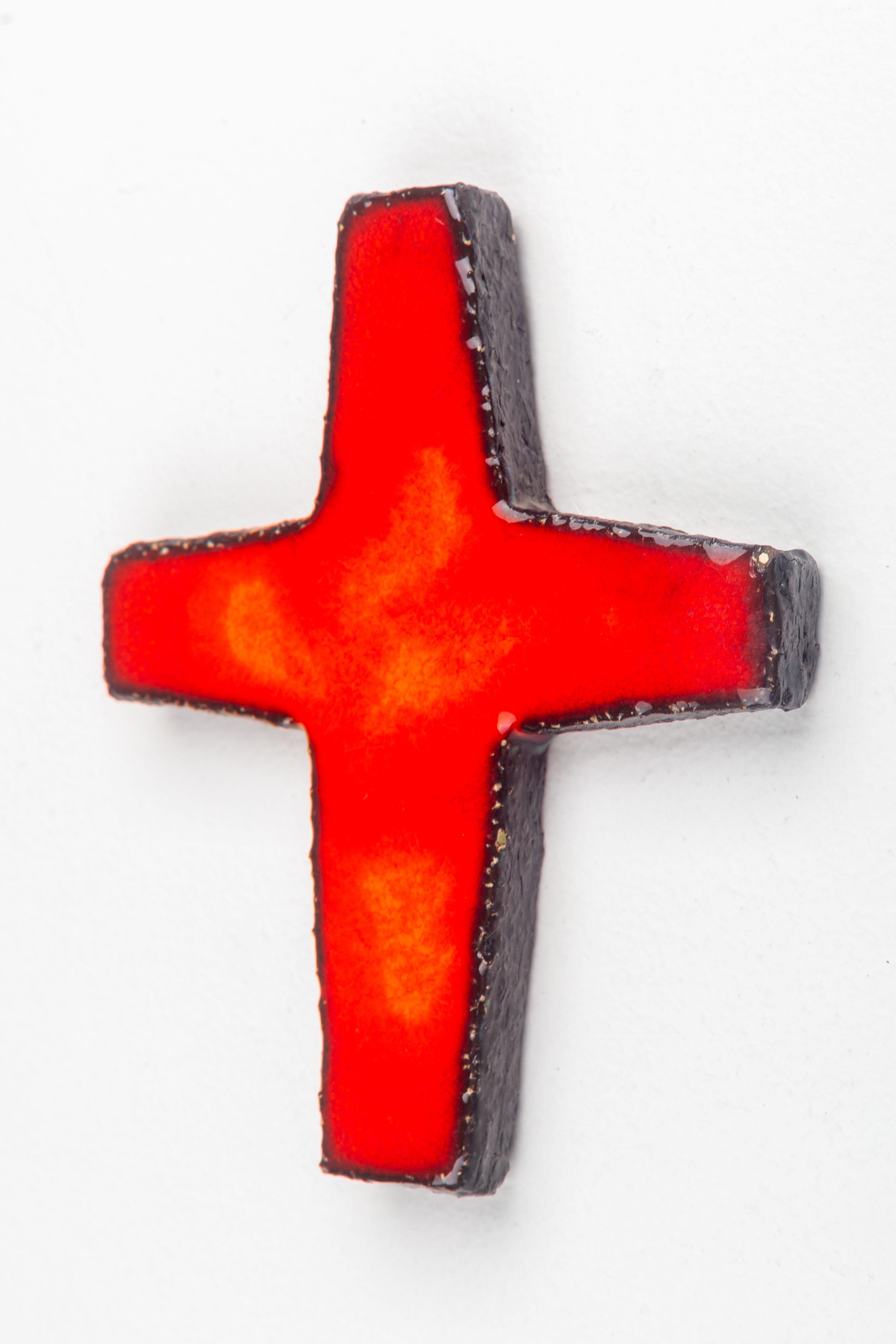 Glänzendes rotes europäisches Keramikkreuz aus der Mitte des Jahrhunderts in Vermillion mit schwarzem Rand (Europäisch)