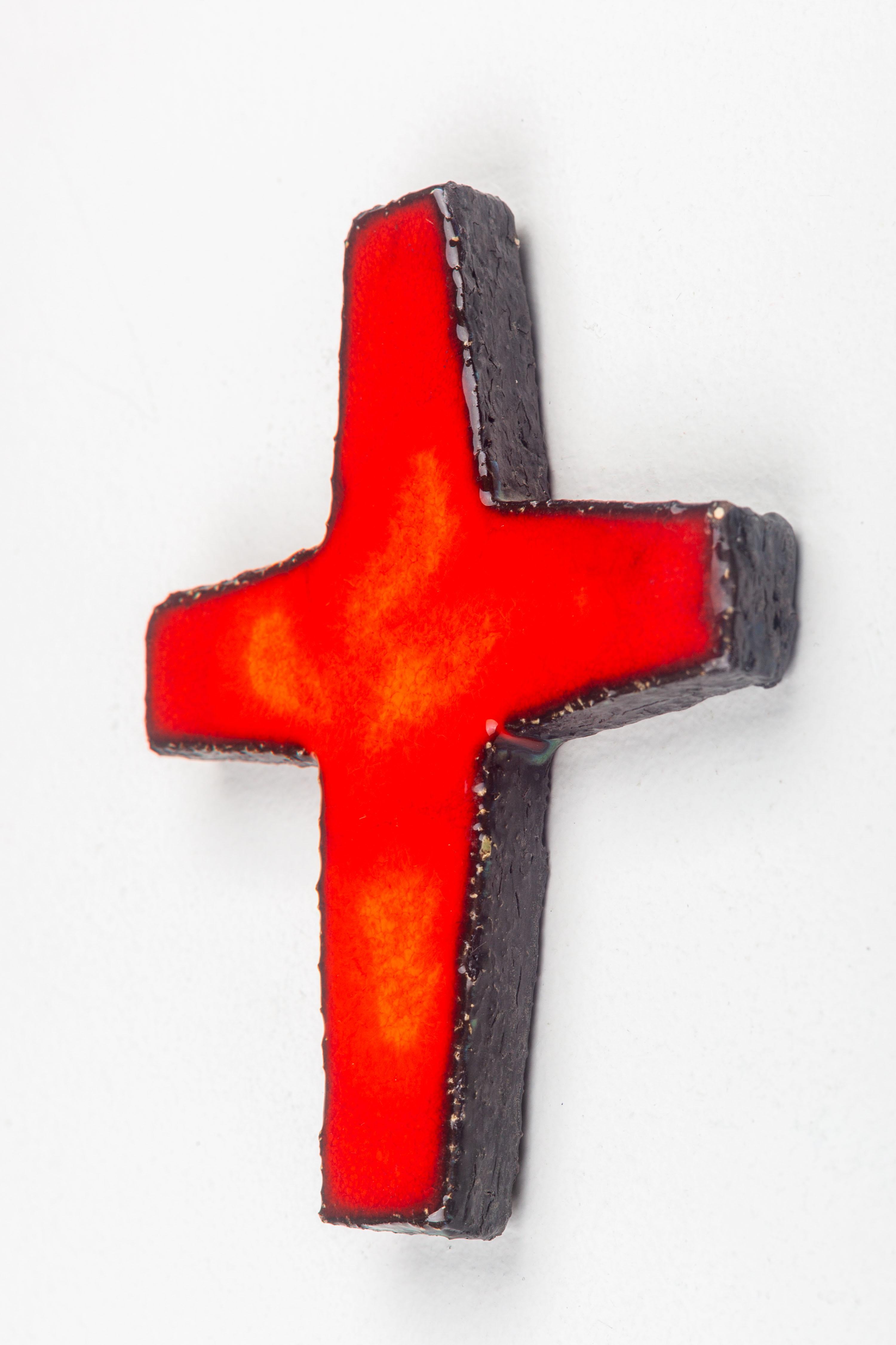 Glänzendes rotes europäisches Keramikkreuz aus der Mitte des Jahrhunderts in Vermillion mit schwarzem Rand im Zustand „Gut“ in Chicago, IL