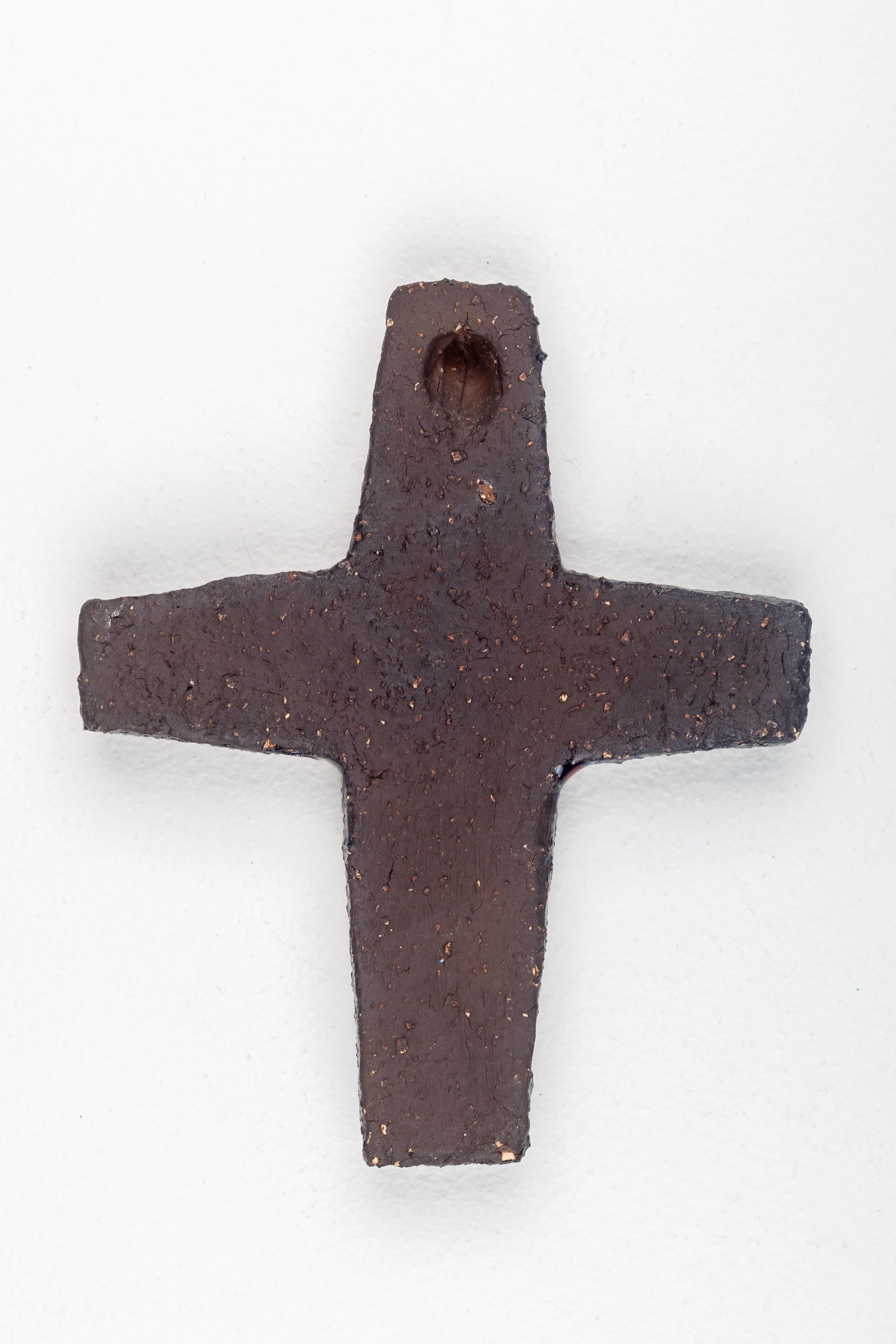 Glänzendes rotes europäisches Keramikkreuz aus der Mitte des Jahrhunderts in Vermillion mit schwarzem Rand (Mitte des 20. Jahrhunderts)