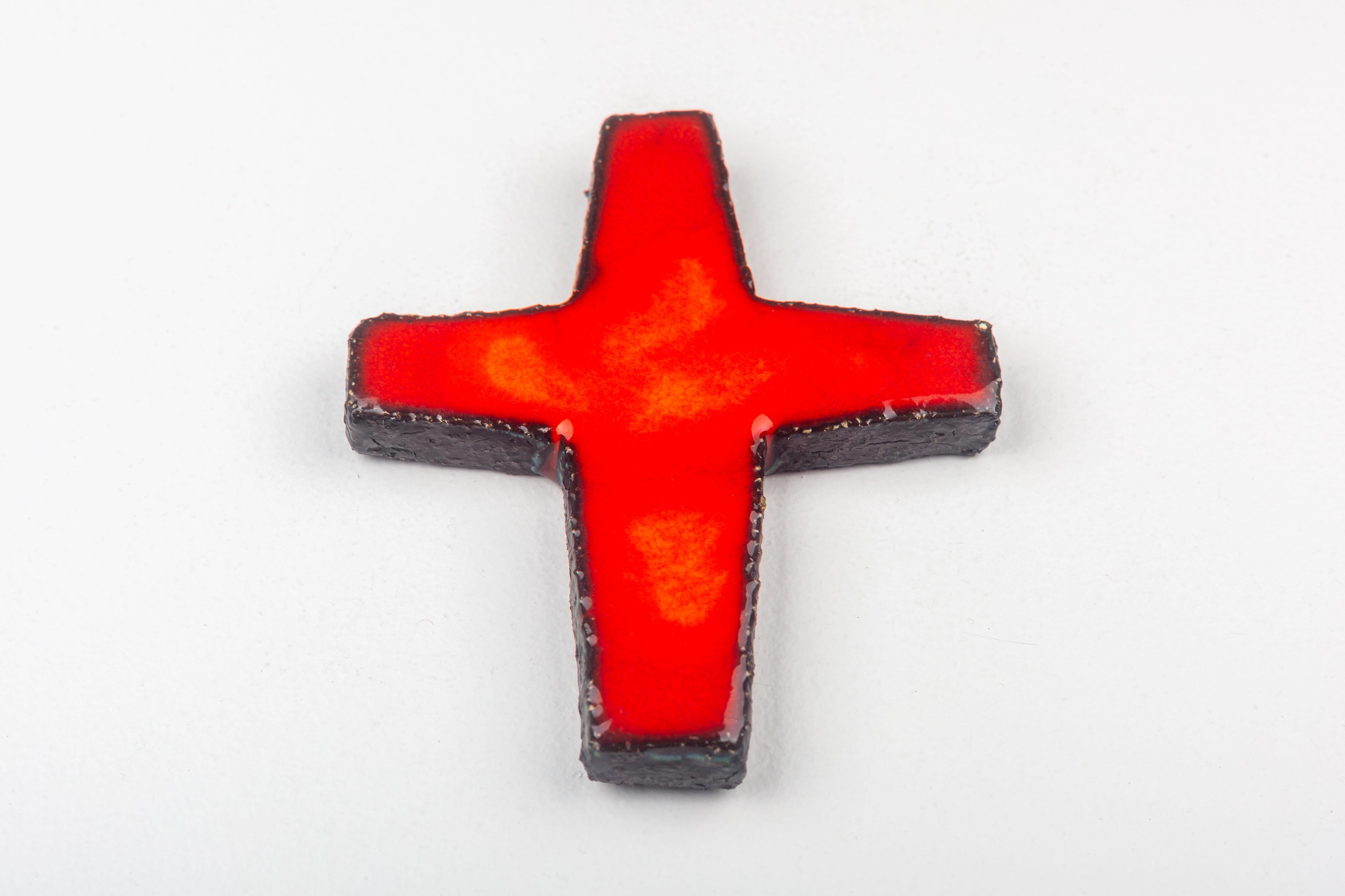Glänzendes rotes europäisches Keramikkreuz aus der Mitte des Jahrhunderts in Vermillion mit schwarzem Rand 2