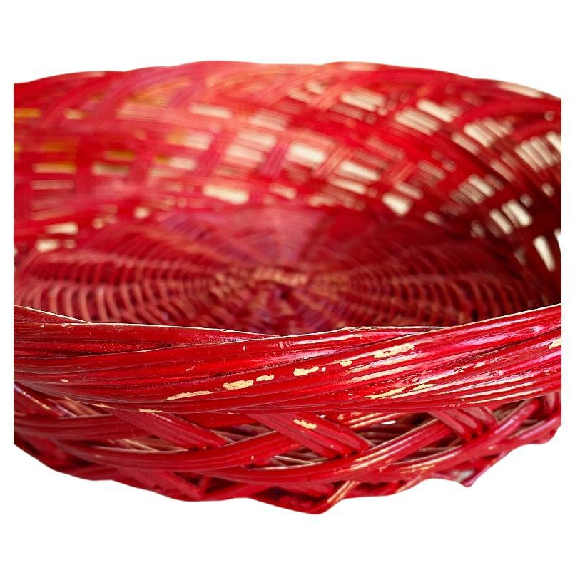 Bretterkorb aus glänzendem rotem Korbgeflecht (Amerikanische Klassik) im Angebot