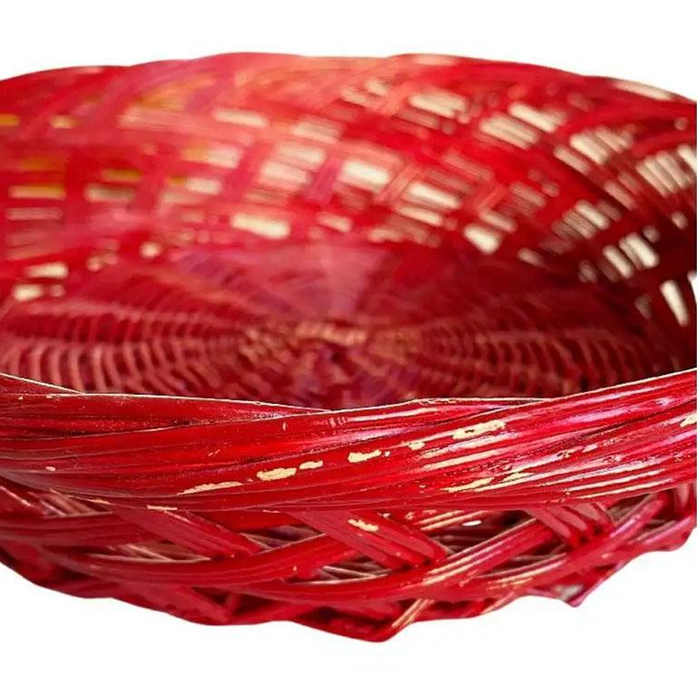 Bretterkorb aus glänzendem rotem Korbgeflecht (20. Jahrhundert) im Angebot